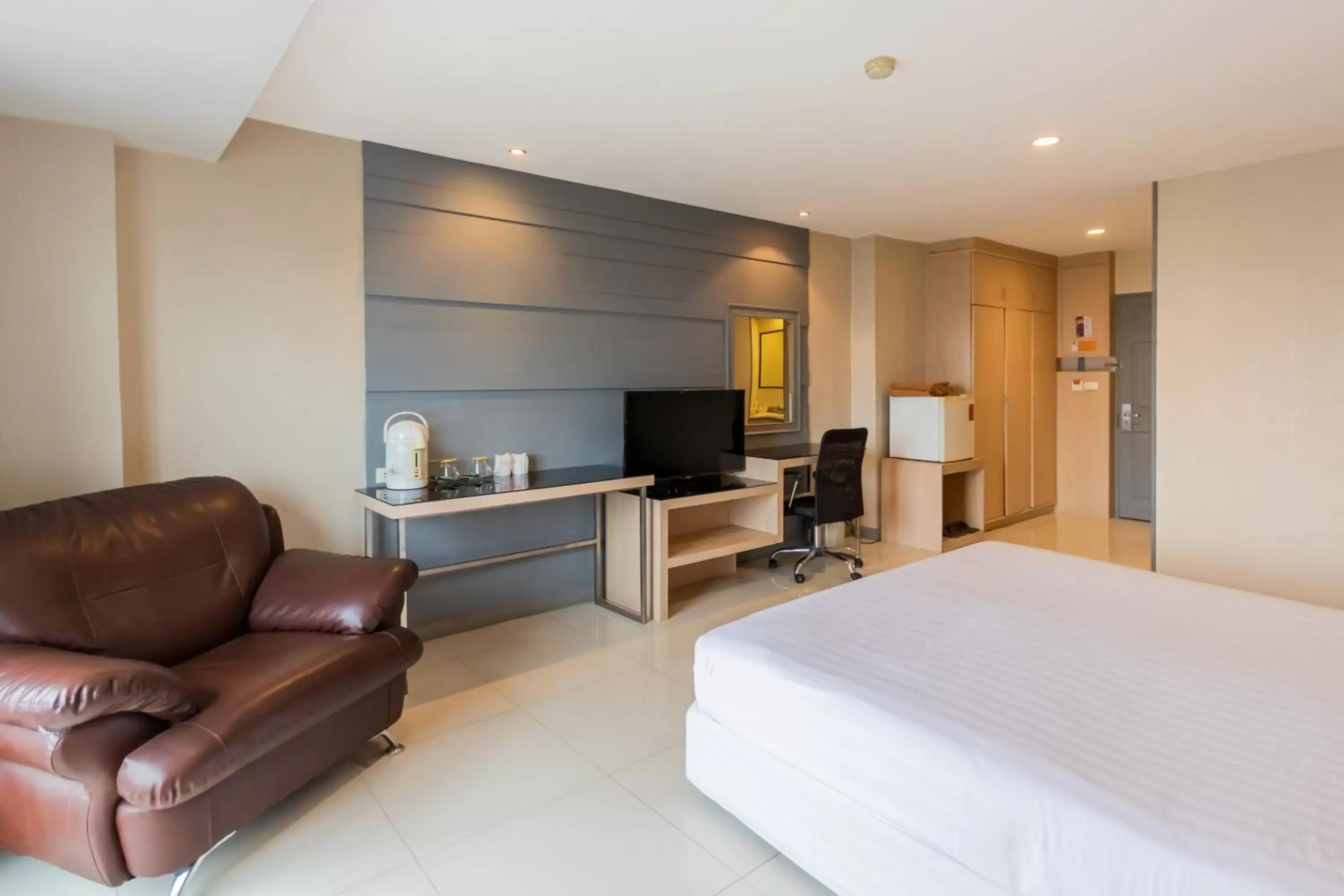 Bed, TV/Entertainment Center in Avana Hotel and Convention Centre SHA Extra Plus