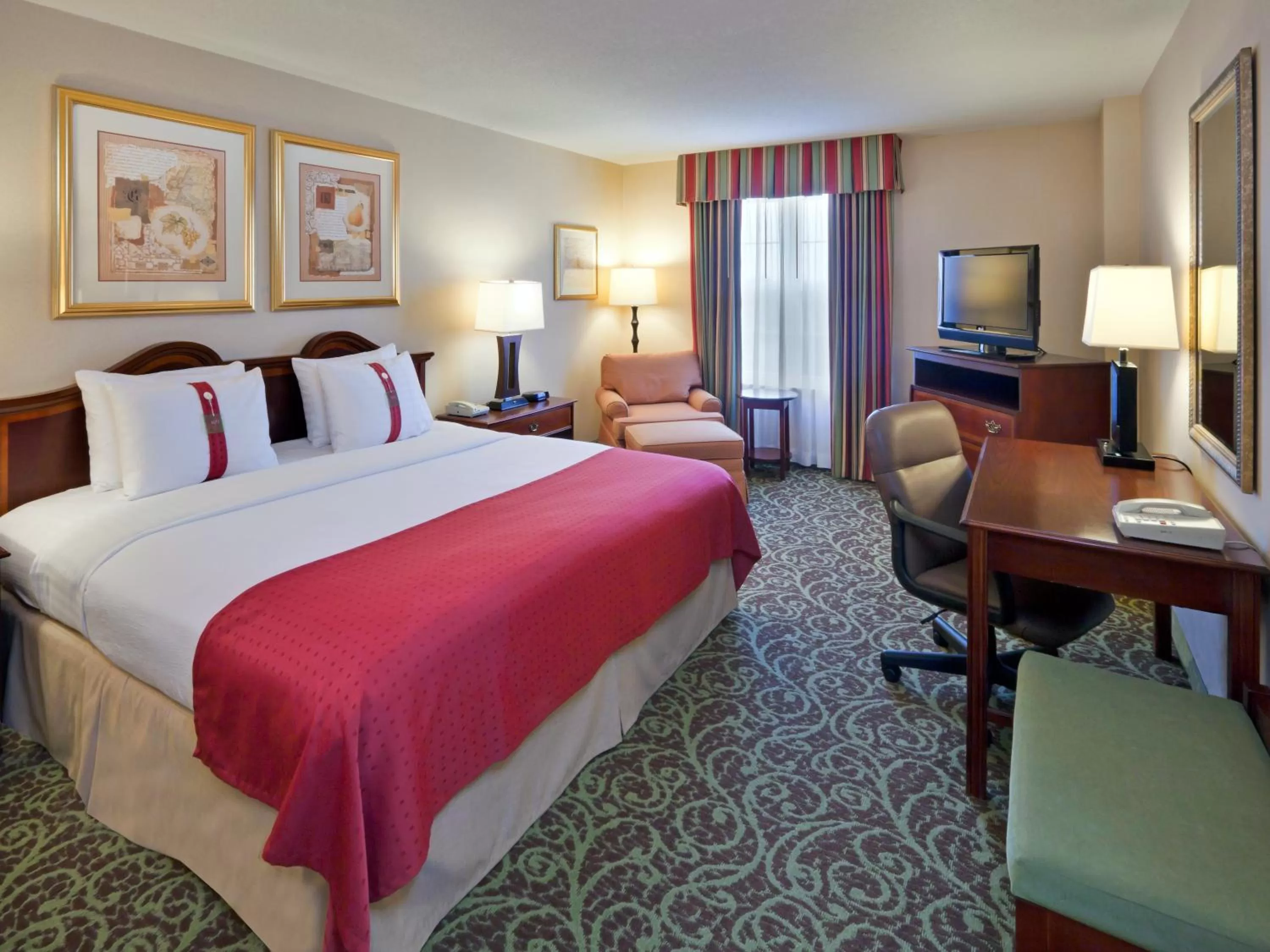 Photo of the whole room, Bed in Holiday Inn Chantilly-Dulles Expo Airport by IHG