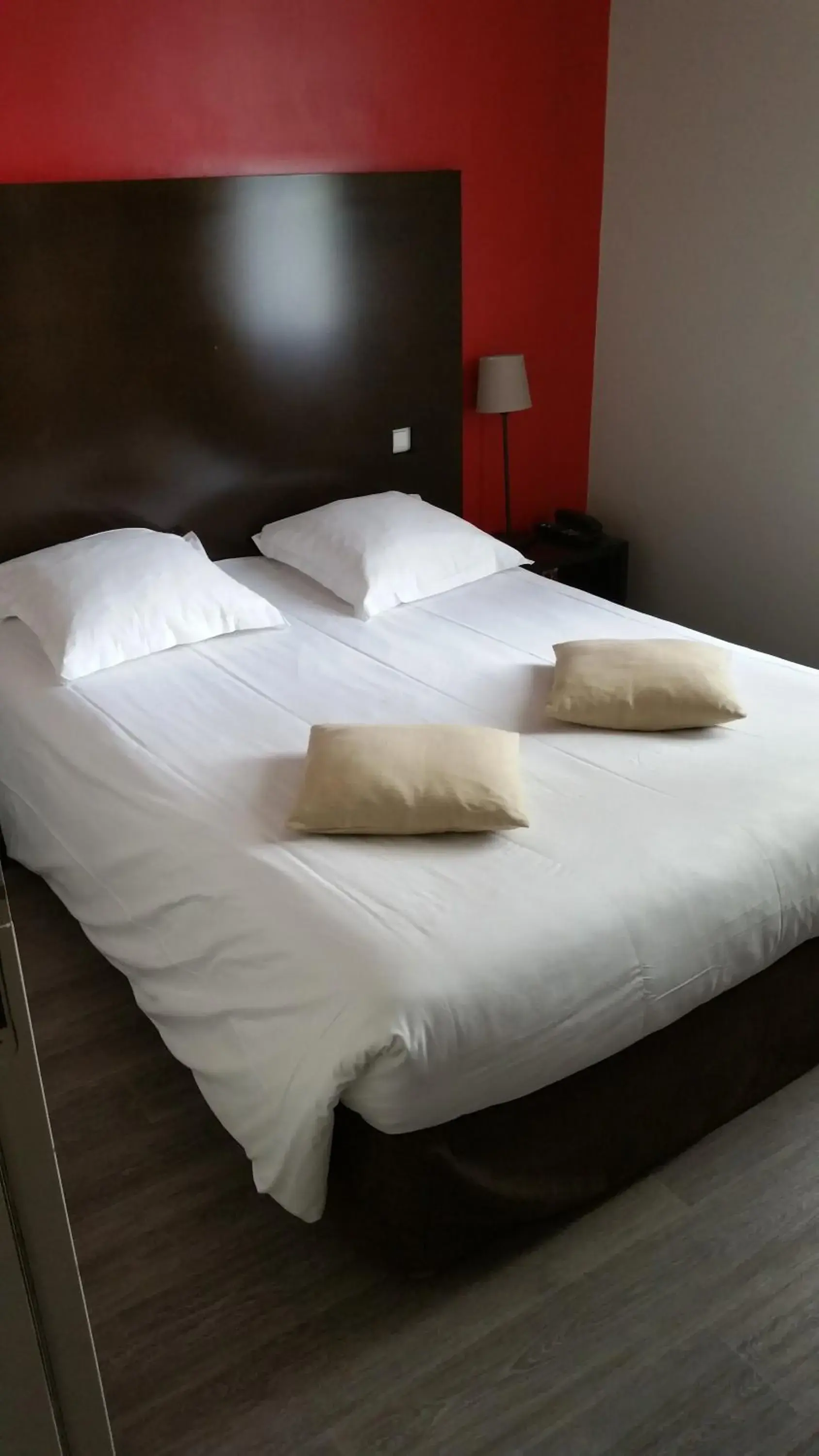 Bed in Hotel Canal Aigues Mortes