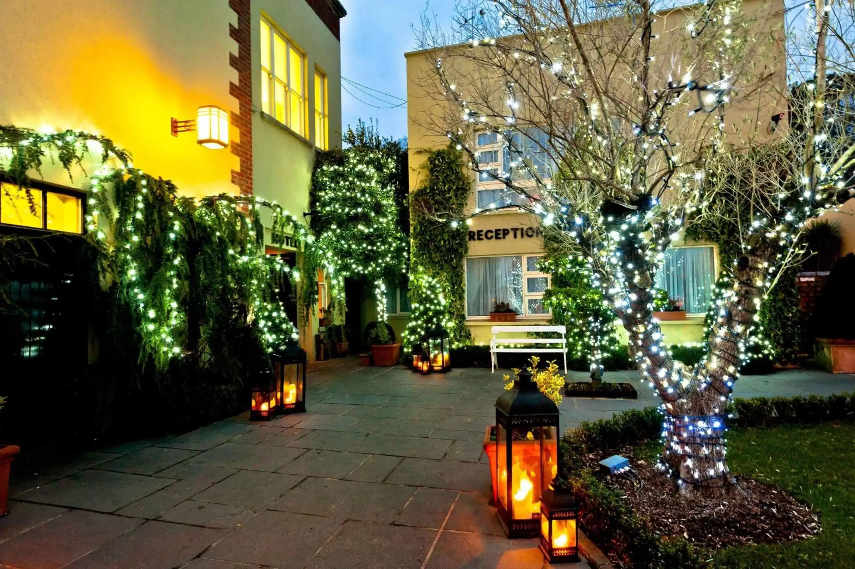 Facade/entrance in Riverbank House Hotel