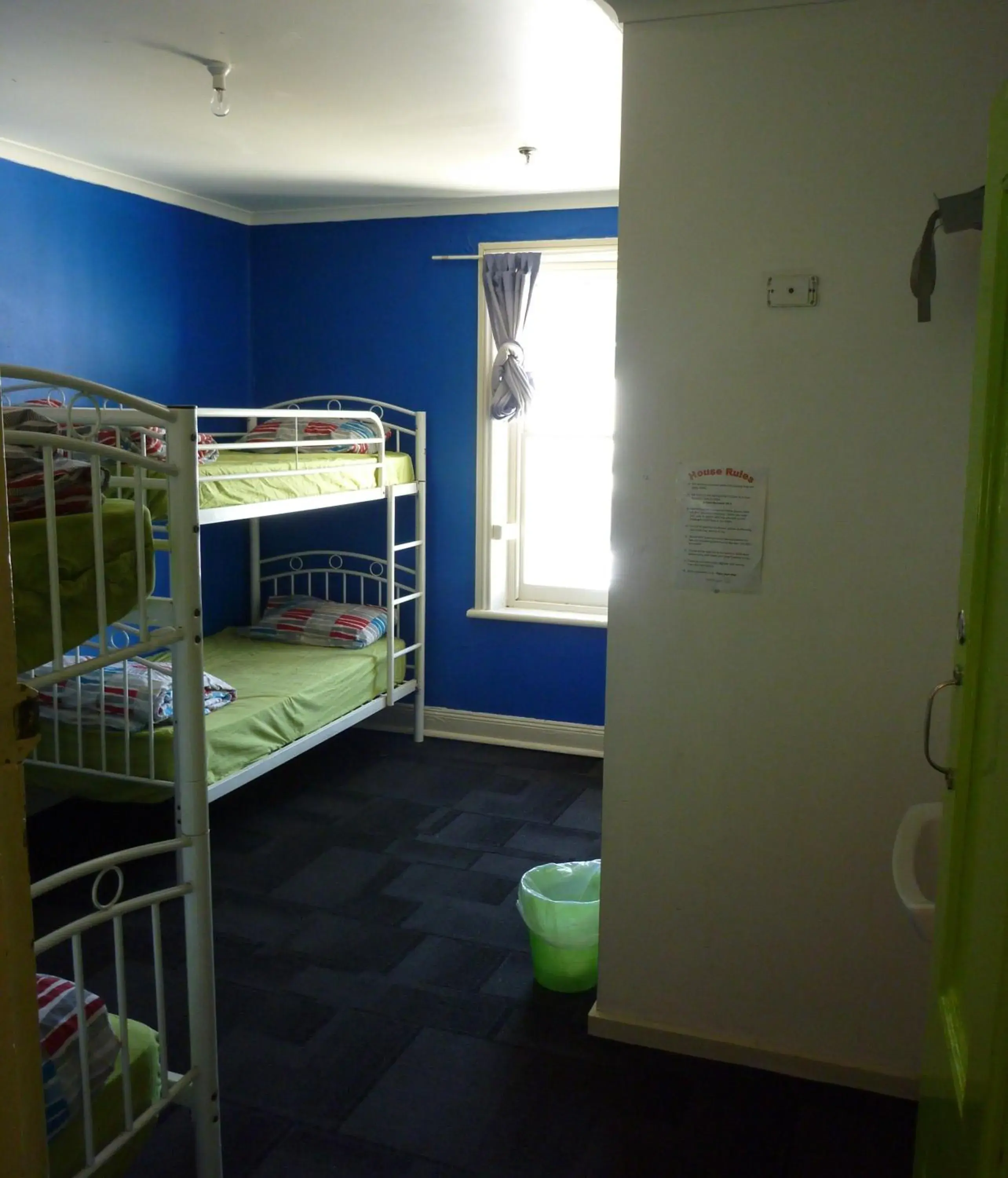 Bed in 4-Bed Mixed Dormitory Room with Bathroom in Adelaide Travellers Inn Backpackers Hostel