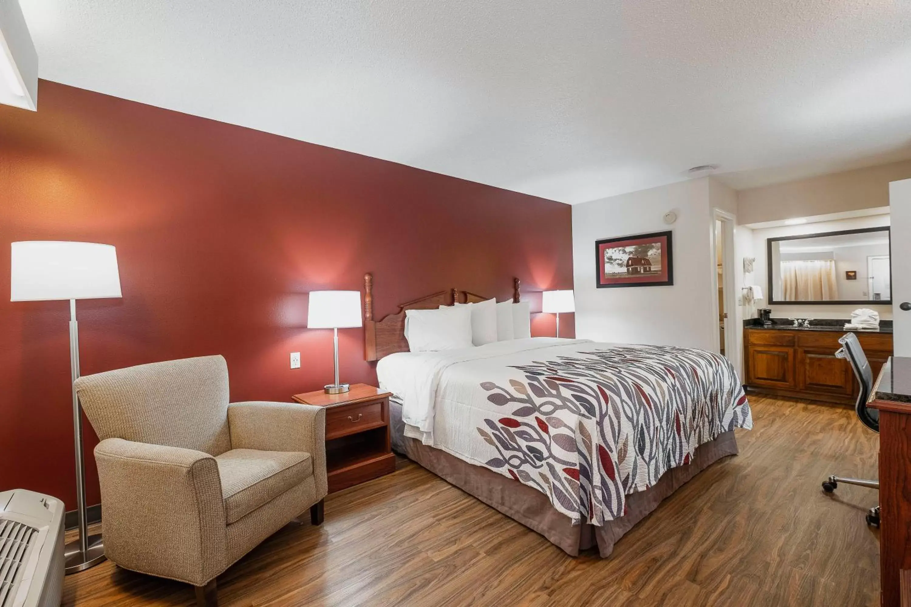 Photo of the whole room, Bed in Red Roof Inn & Suites Calhoun