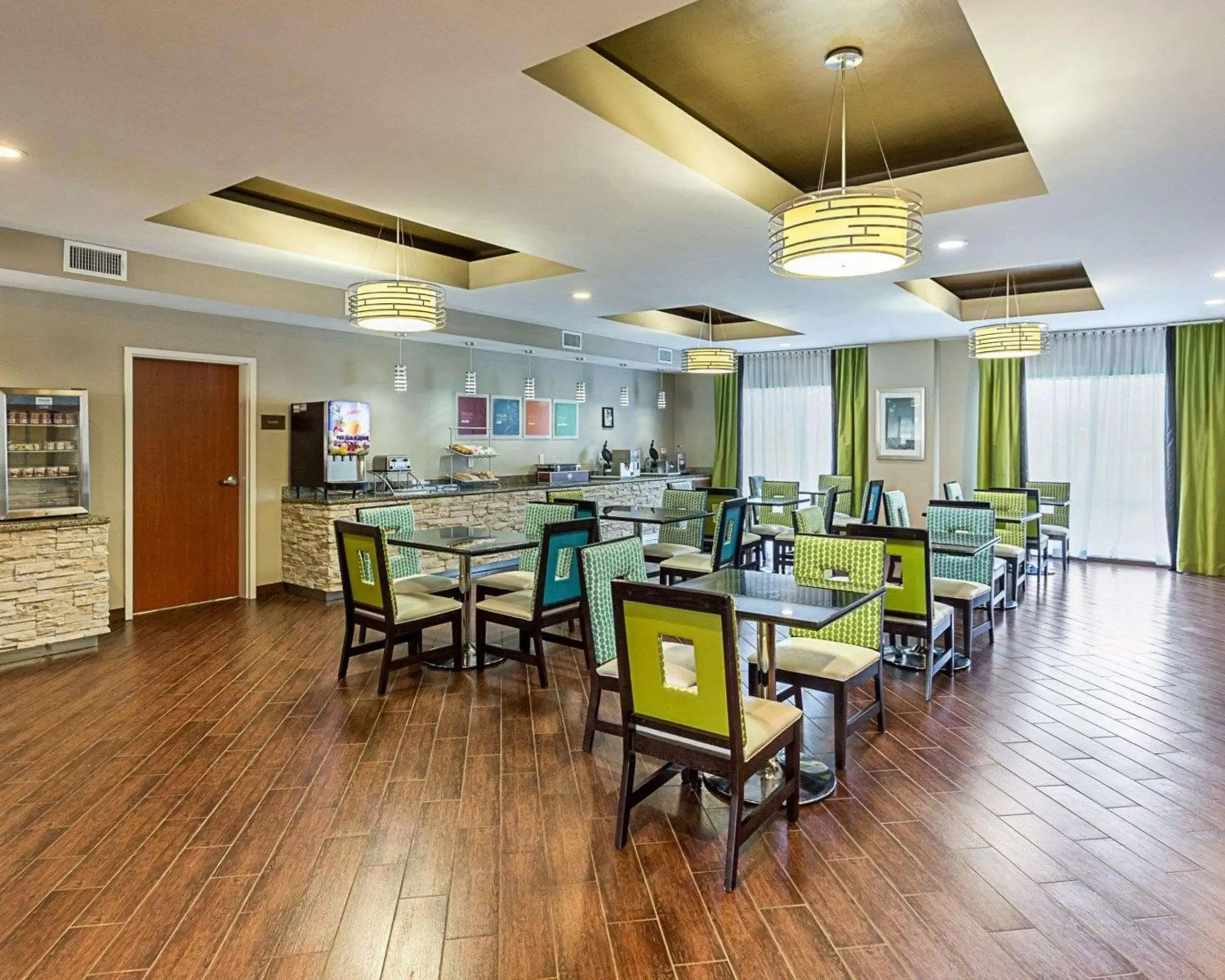 Breakfast, Restaurant/Places to Eat in Comfort Suites near Tanger Outlet Mall