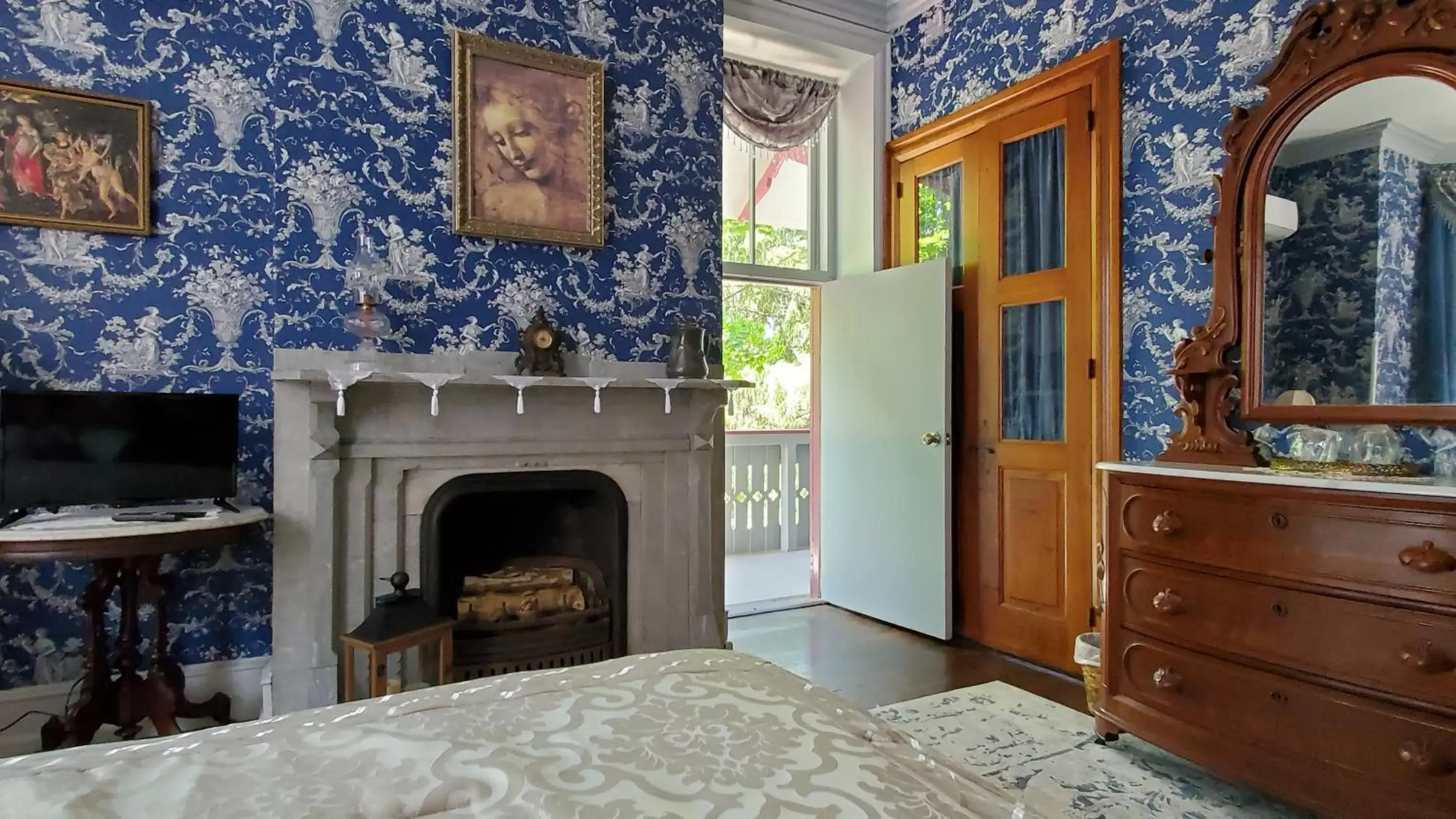 Bedroom, BBQ Facilities in Gifford-Risley House Bed and Breakfast