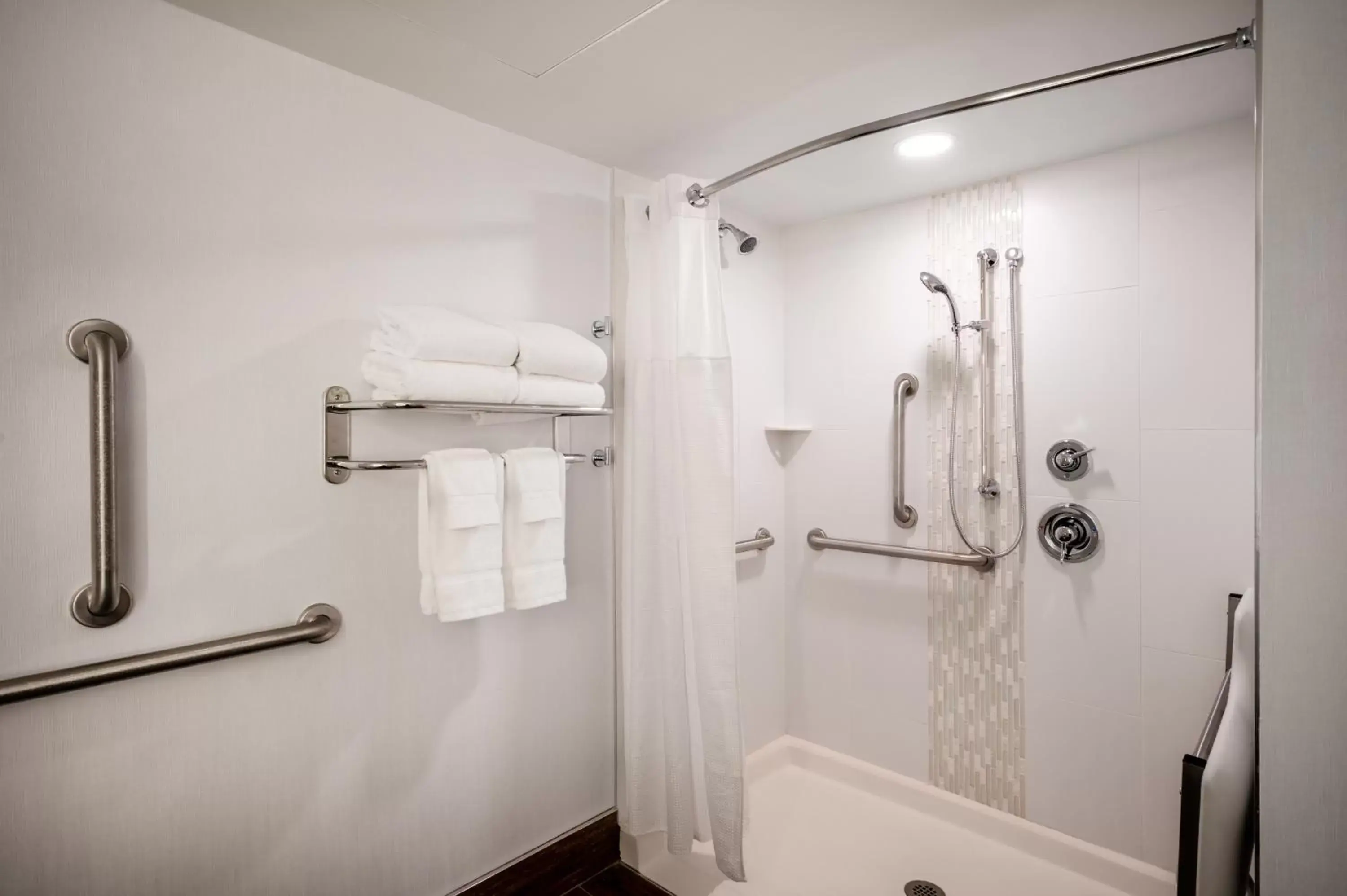 Bathroom in Crowne Plaza Albany - The Desmond Hotel