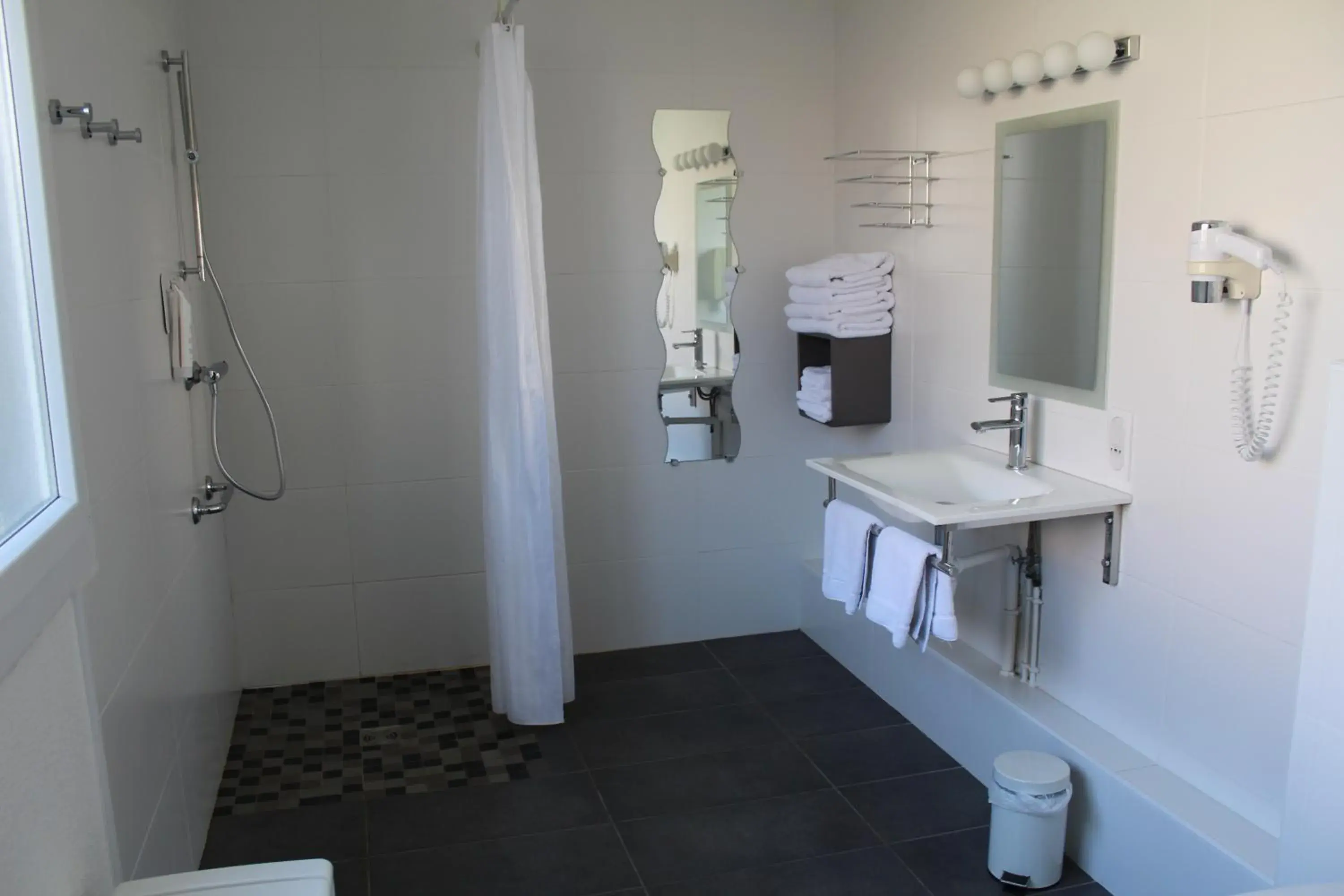 Bathroom in The Originals City, Hotel La Terrasse, Tours Nord (Inter-Hotel)