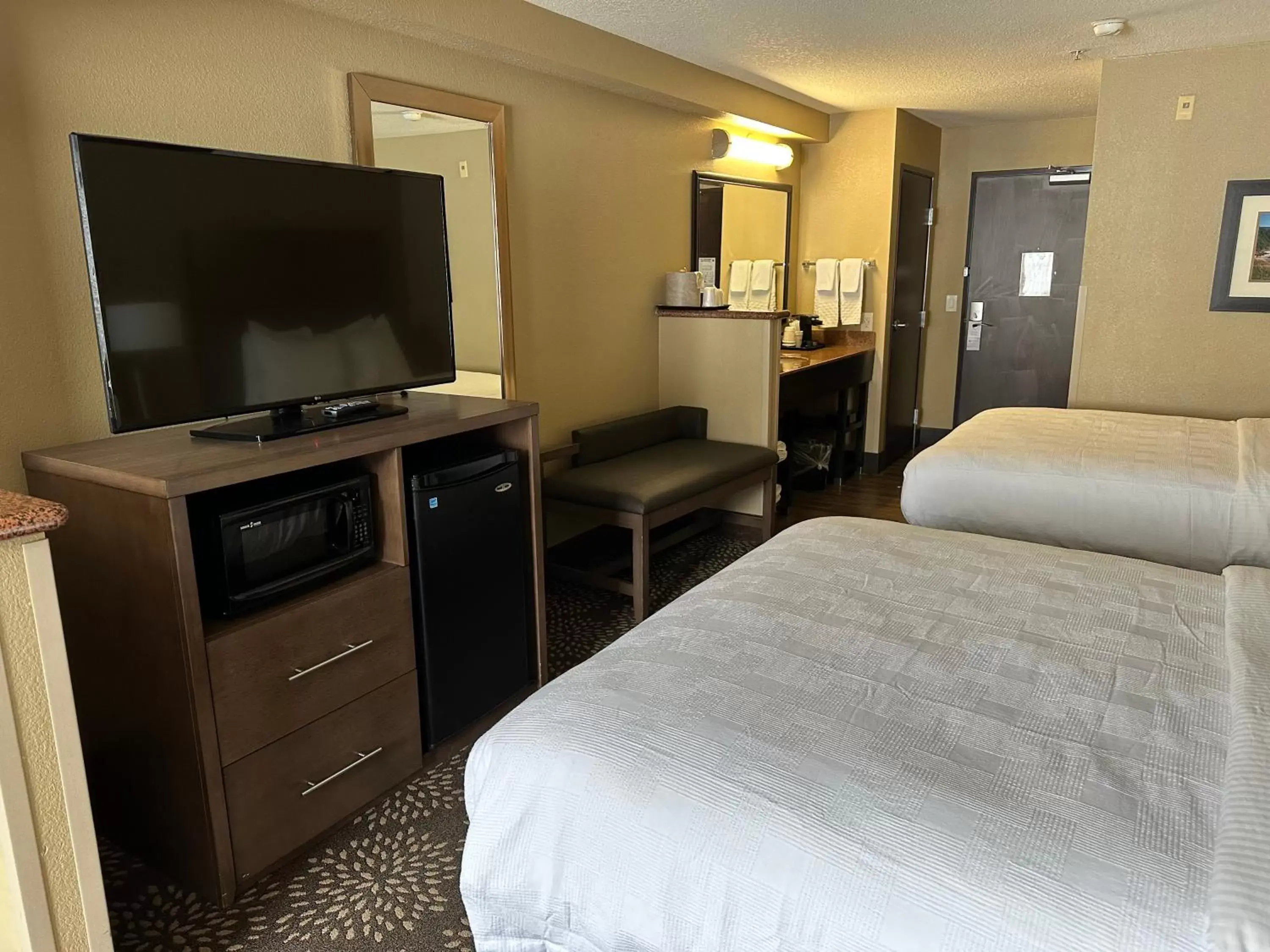 Bed, TV/Entertainment Center in Best Western Columbia River Waterfront Hotel Astoria