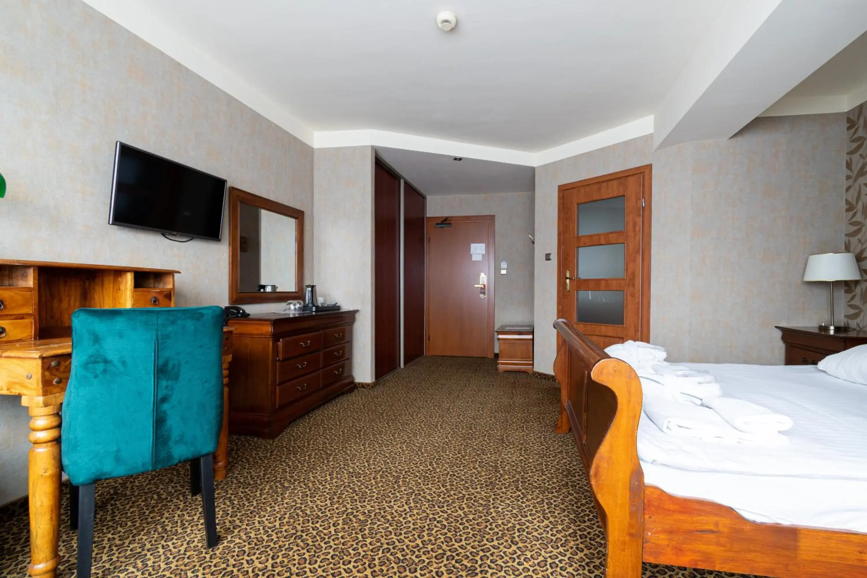 Bed, TV/Entertainment Center in Hotel Diament Vacanza Katowice - Siemianowice