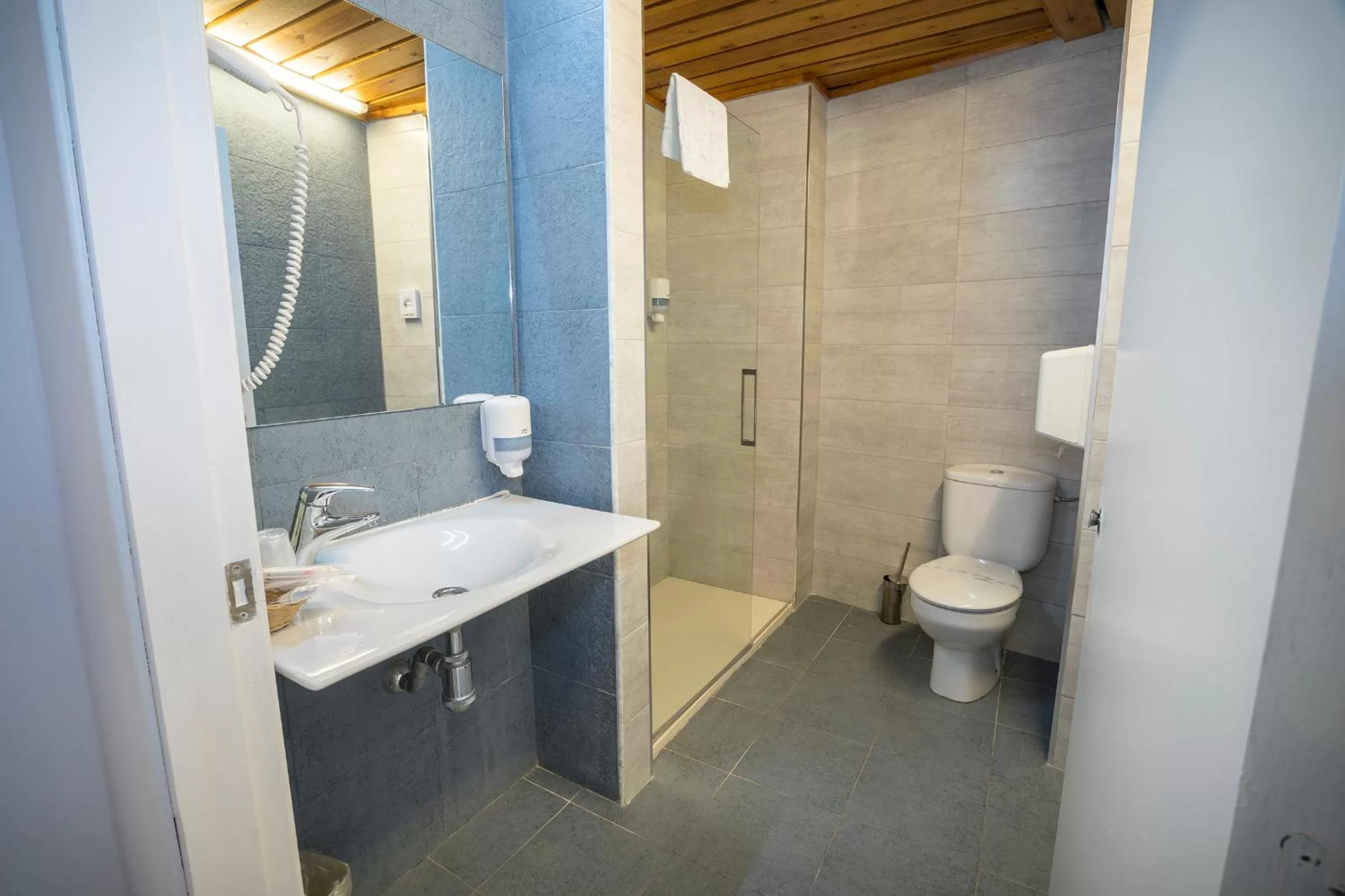 Shower in Hotel Restaurant Les Brases