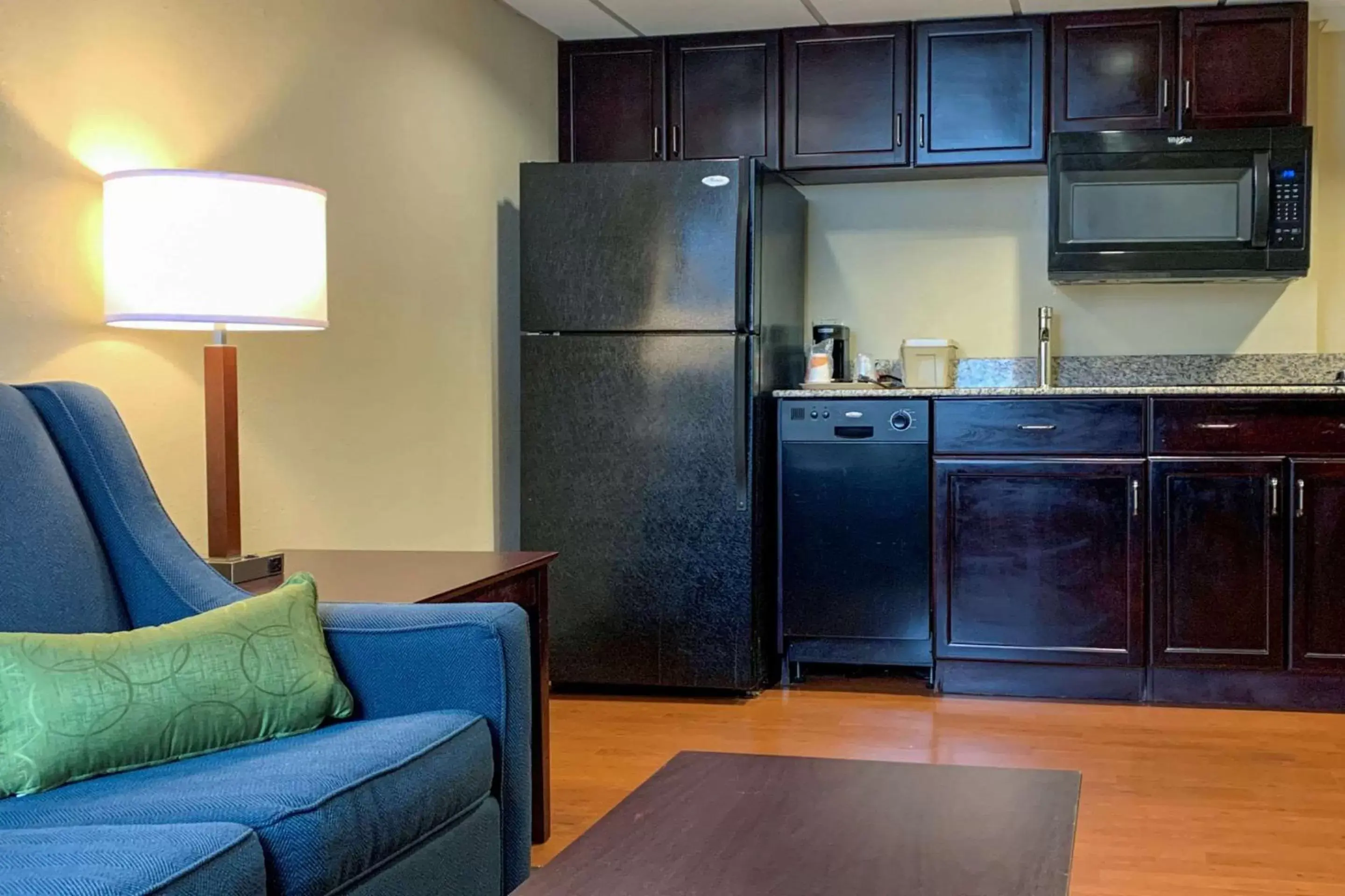 Photo of the whole room, Kitchen/Kitchenette in Comfort Inn and Suites East Hartford