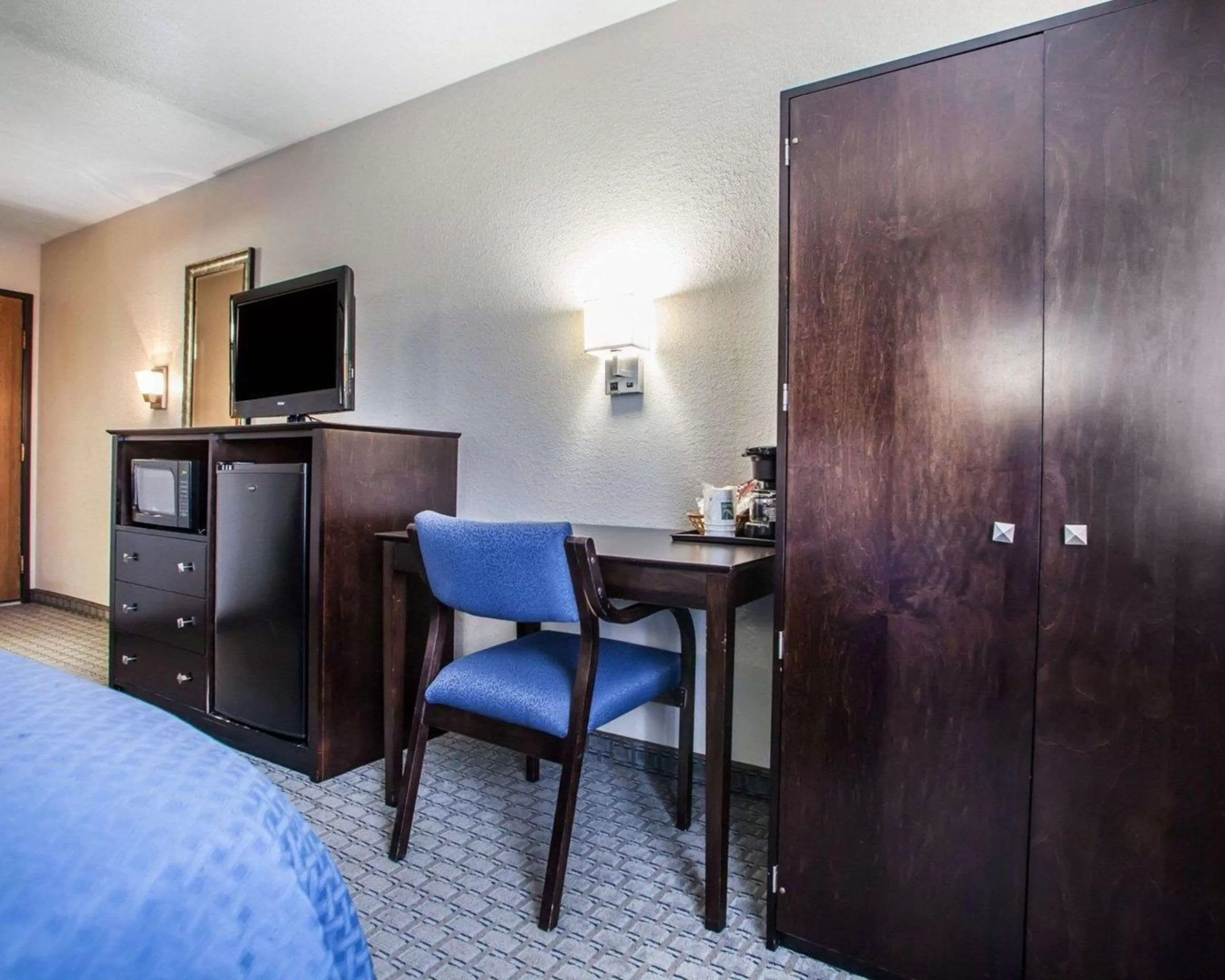 Photo of the whole room, Bed in Quality Inn & Suites Ankeny-Des Moines
