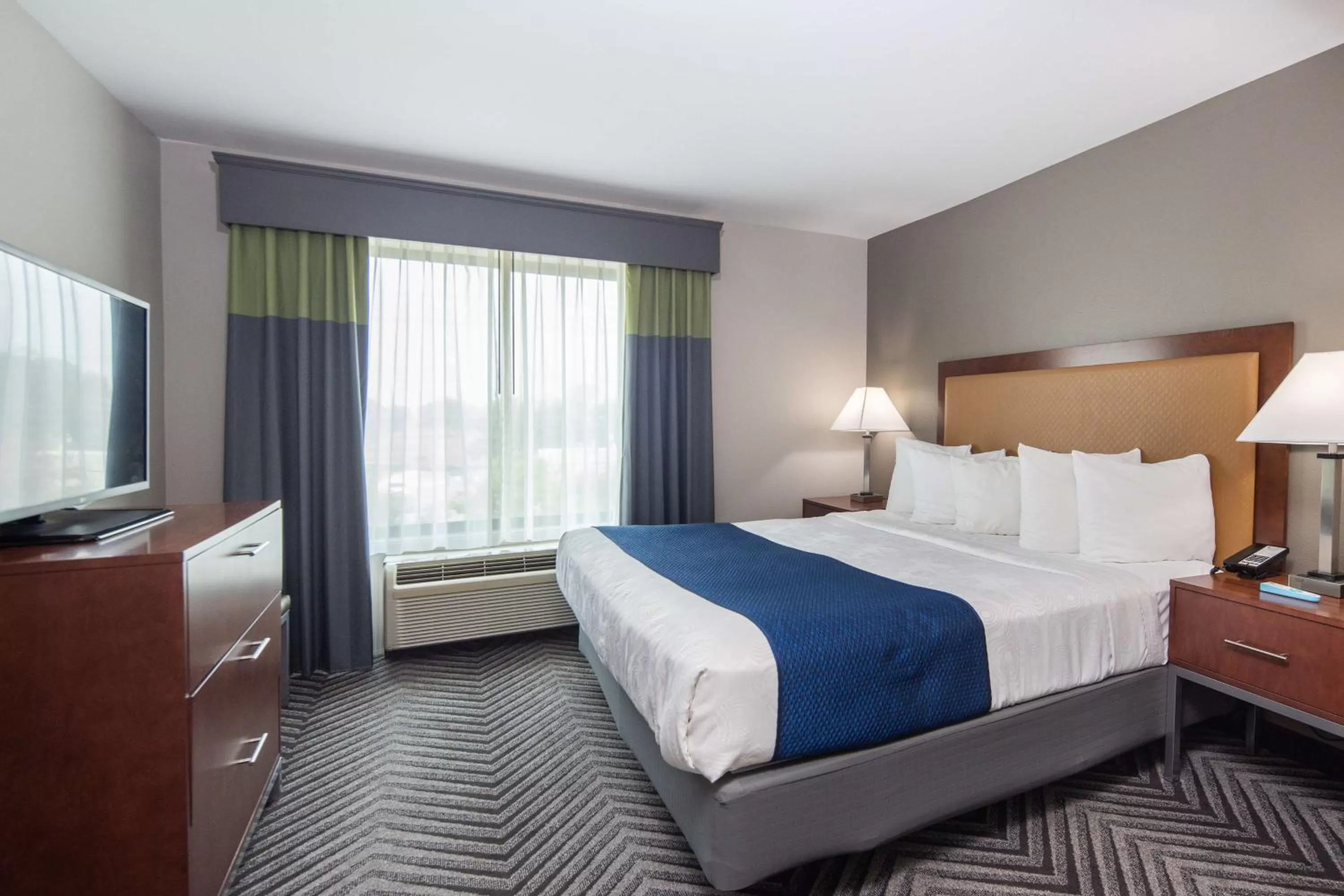 Photo of the whole room, Bed in Best Western Inn & Suites San Mateo - San Francisco Airport