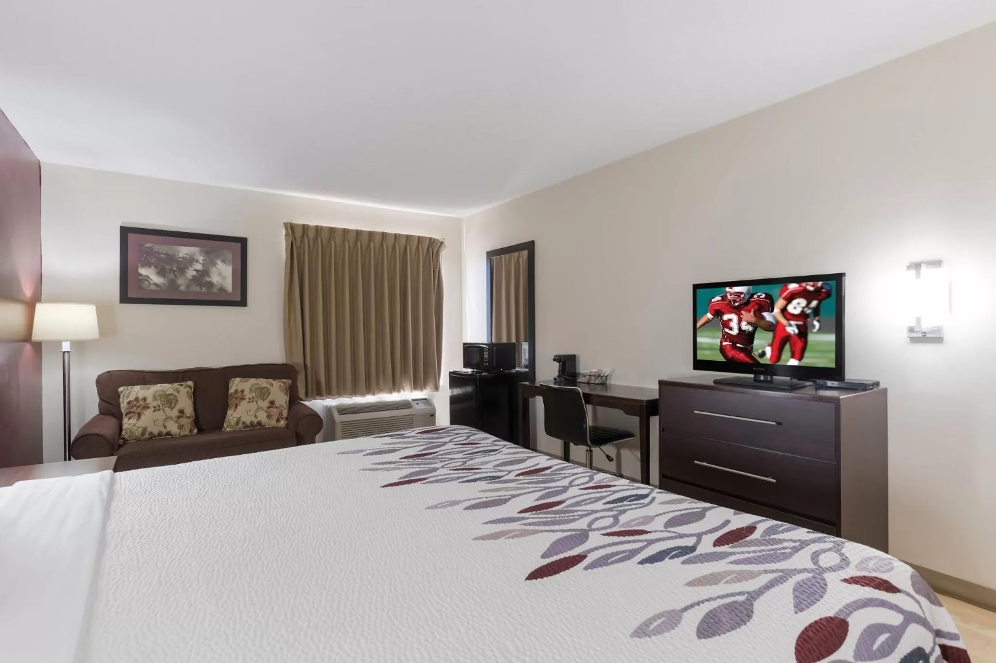 Photo of the whole room, Bed in Red Roof Inn London I-75