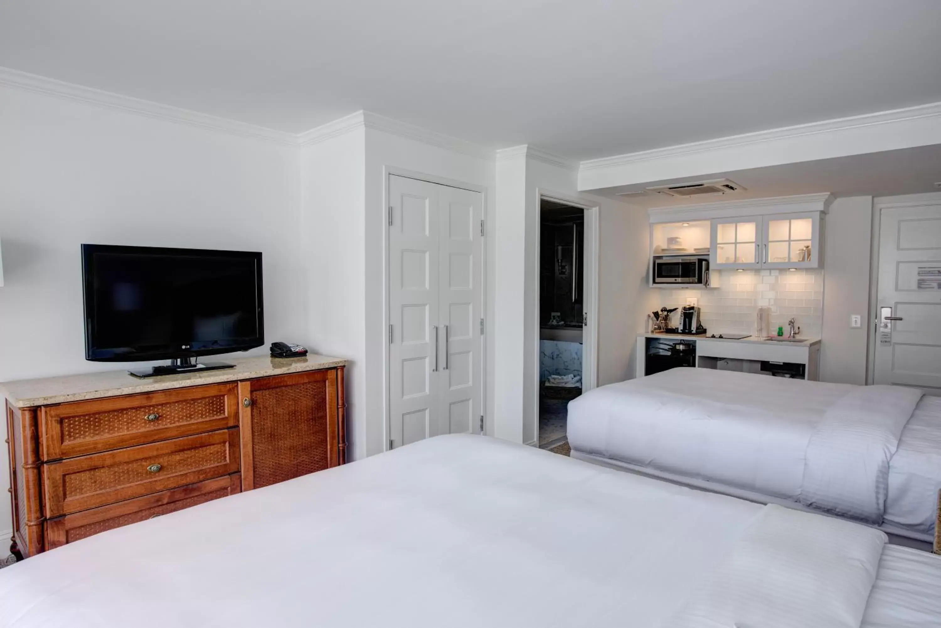Bed, TV/Entertainment Center in ICONA Avalon