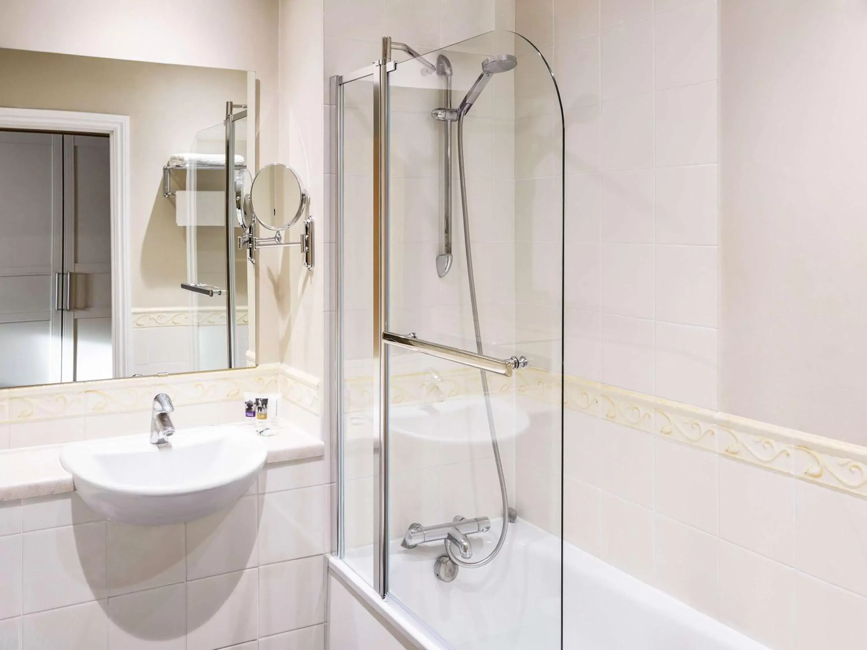 Photo of the whole room, Bathroom in Mercure Newbury West Grange Hotel