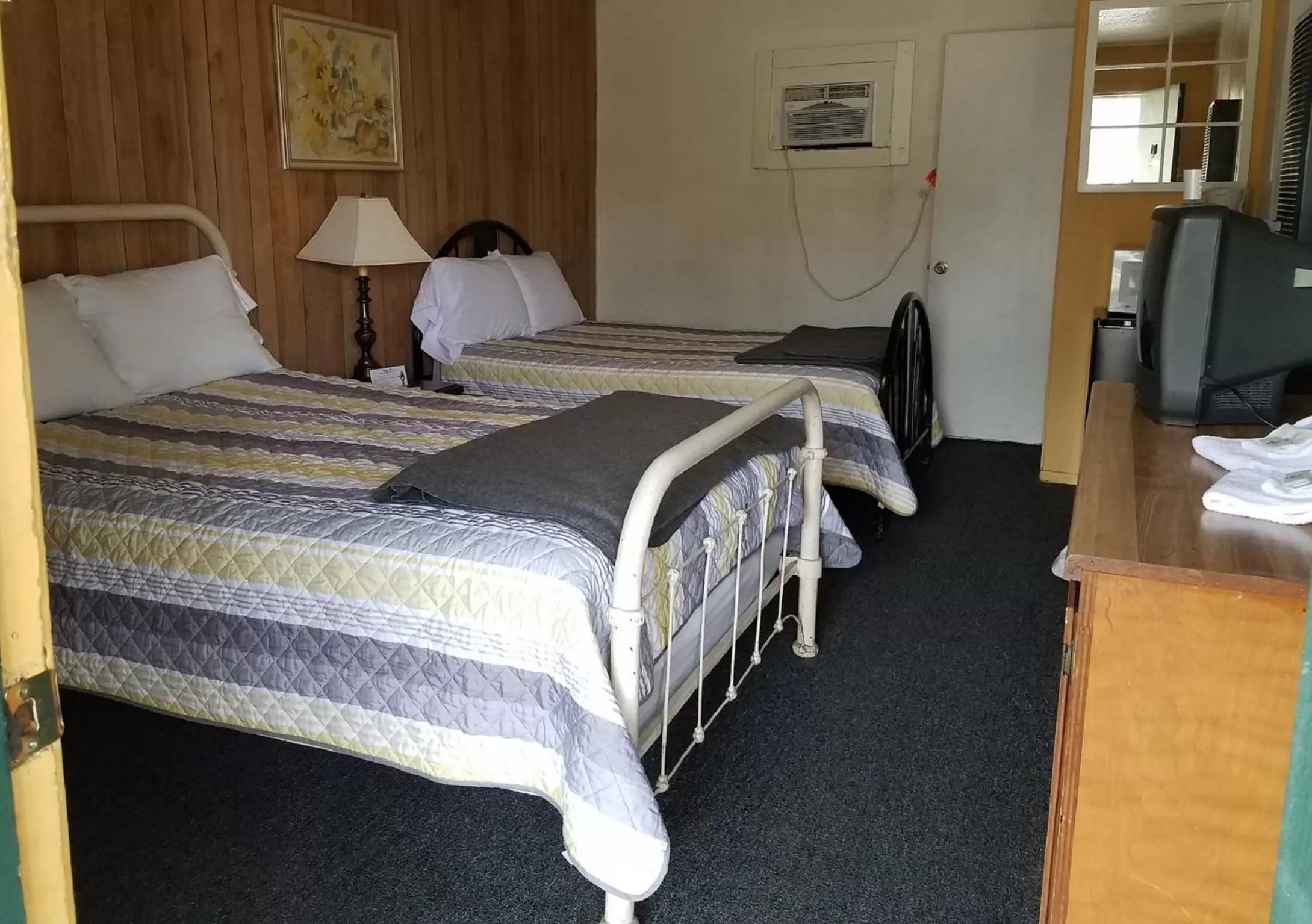 Photo of the whole room, Bed in Canton Motel