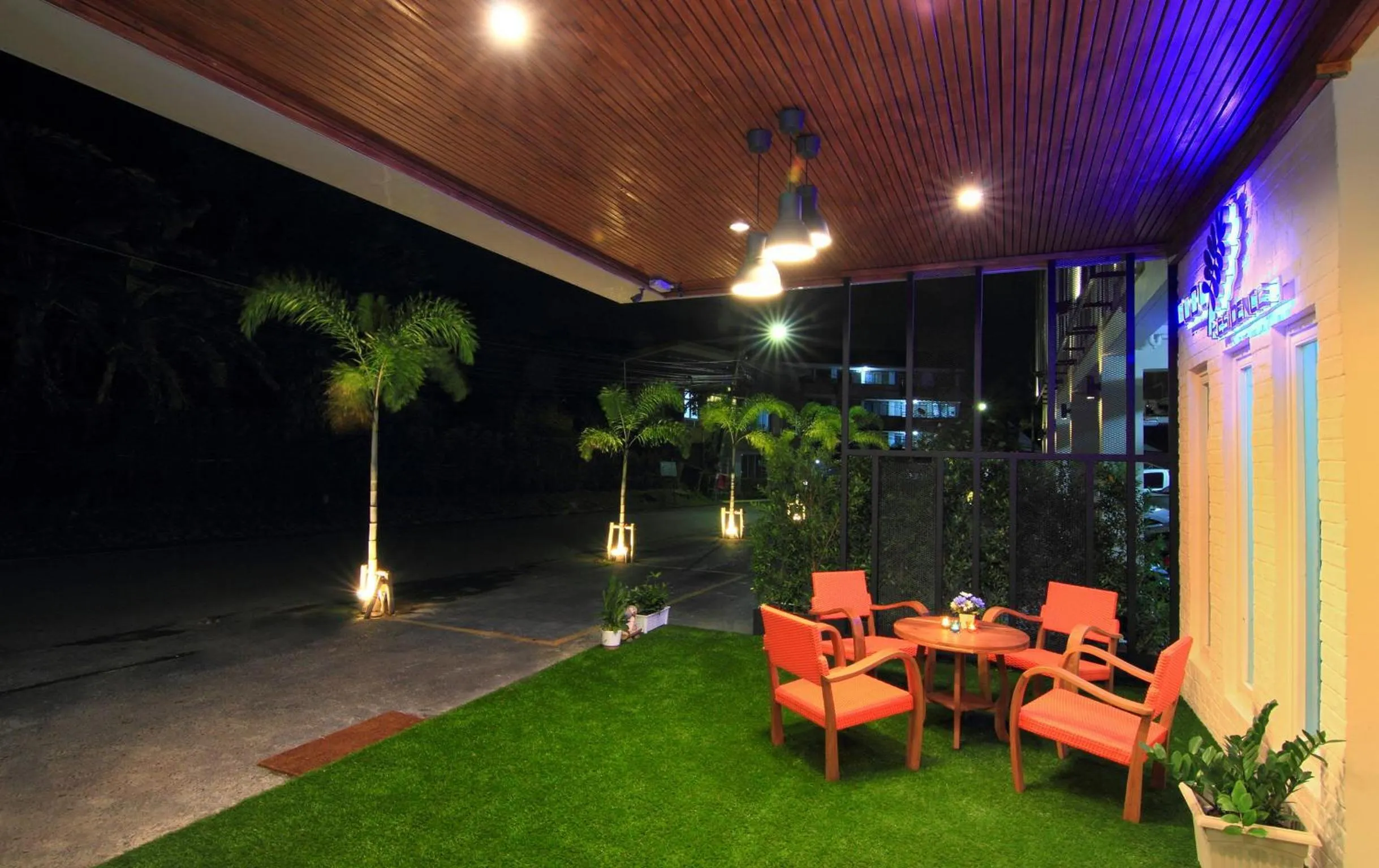 Restaurant/places to eat in Cool Residence Hotel