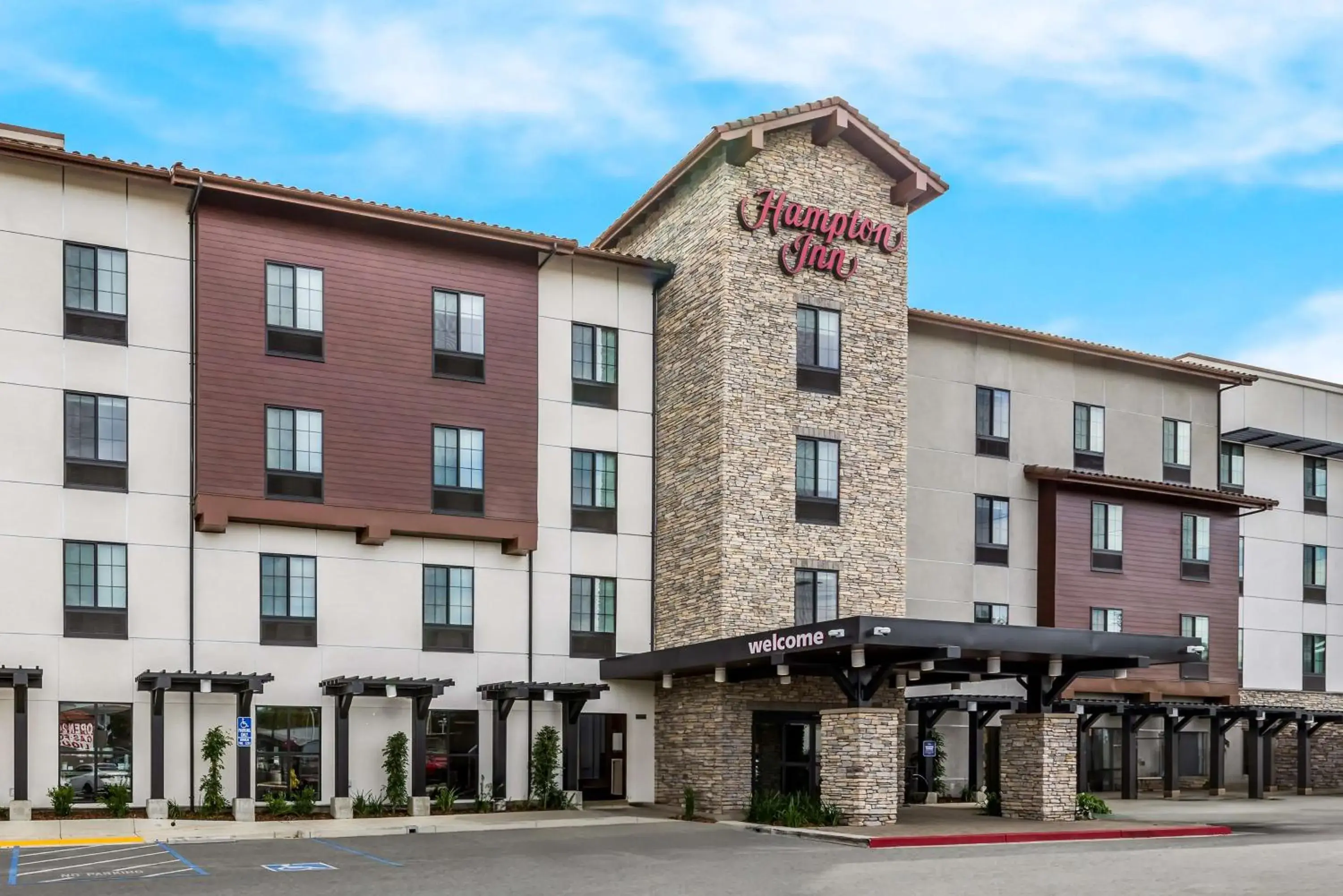 Property Building in Hampton Inn Concord