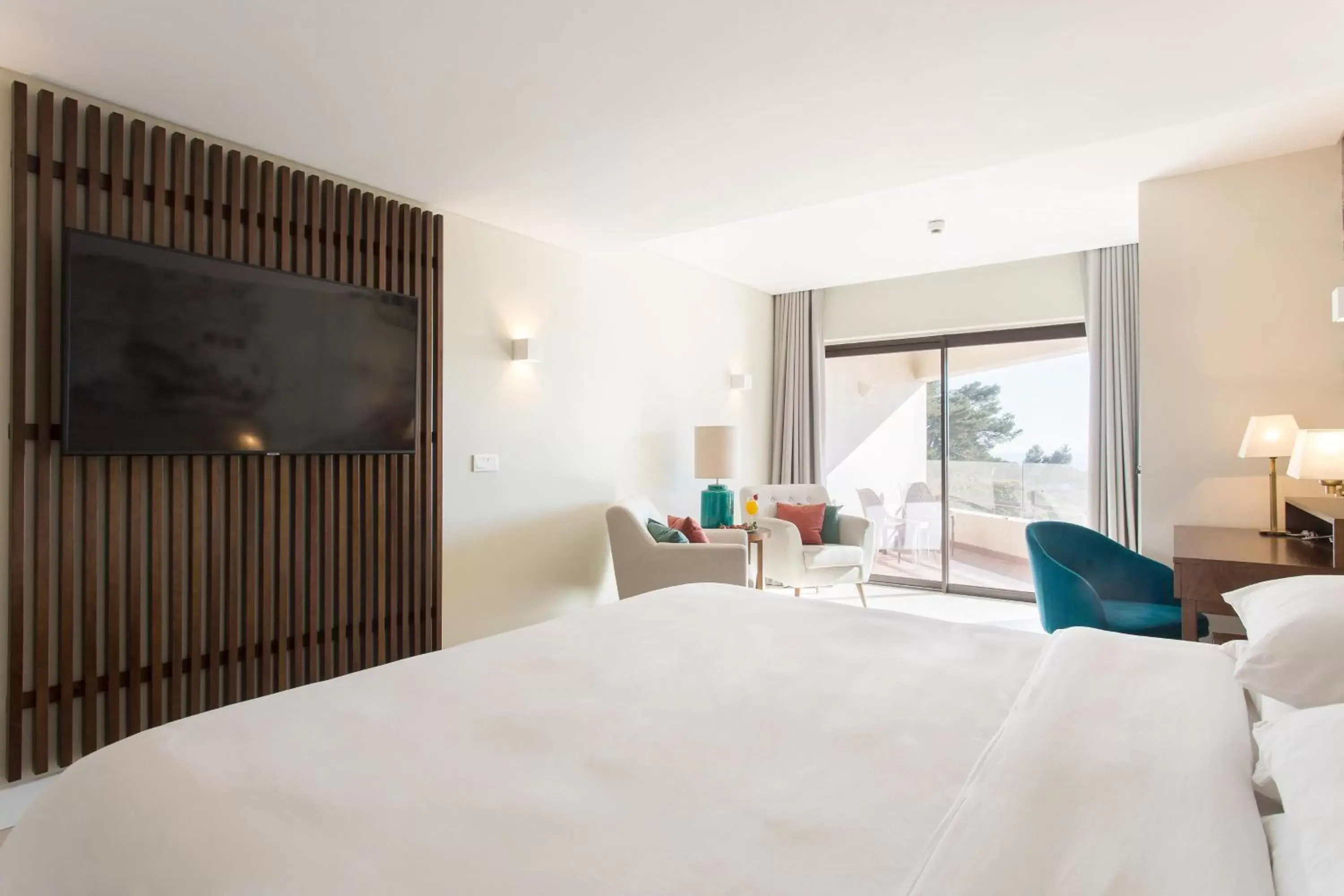 Photo of the whole room, Bed in Four Points by Sheraton Sesimbra