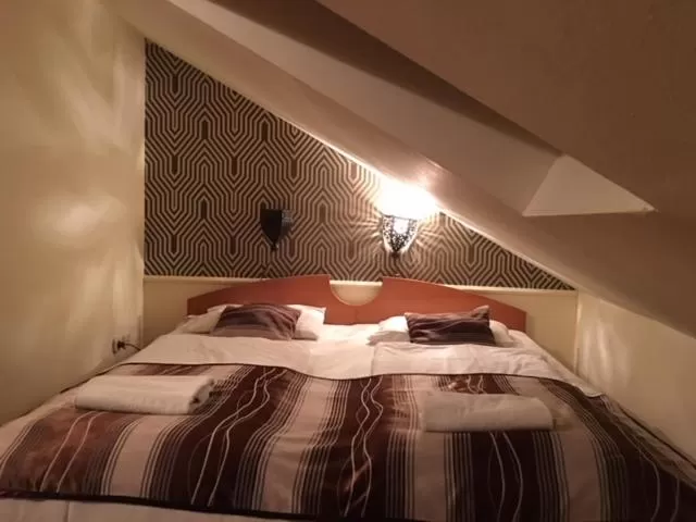 Bed in Hotel Minaret&Étterem