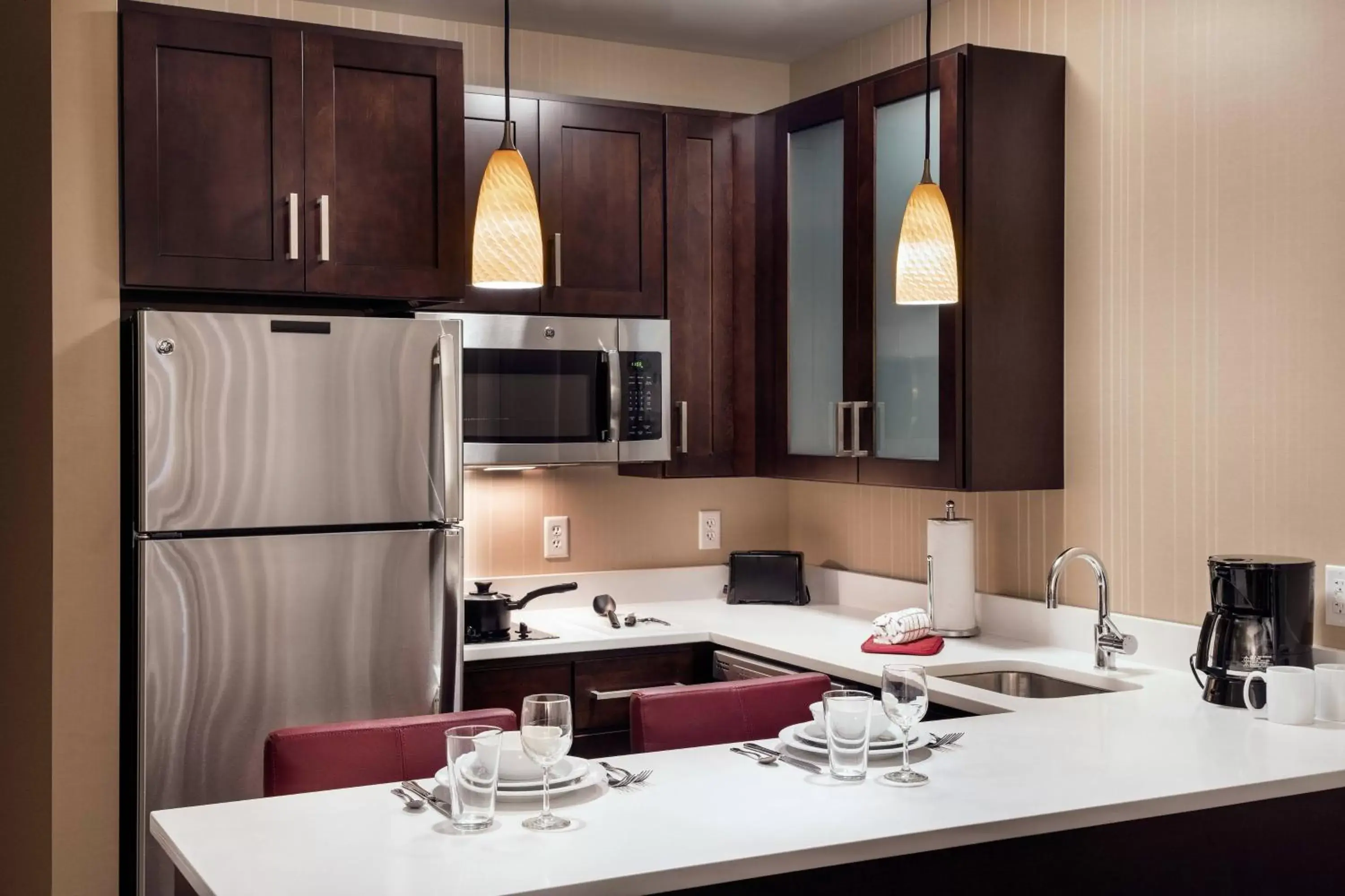 Bedroom, Kitchen/Kitchenette in Residence Inn by Marriott Chicago Downtown/Loop