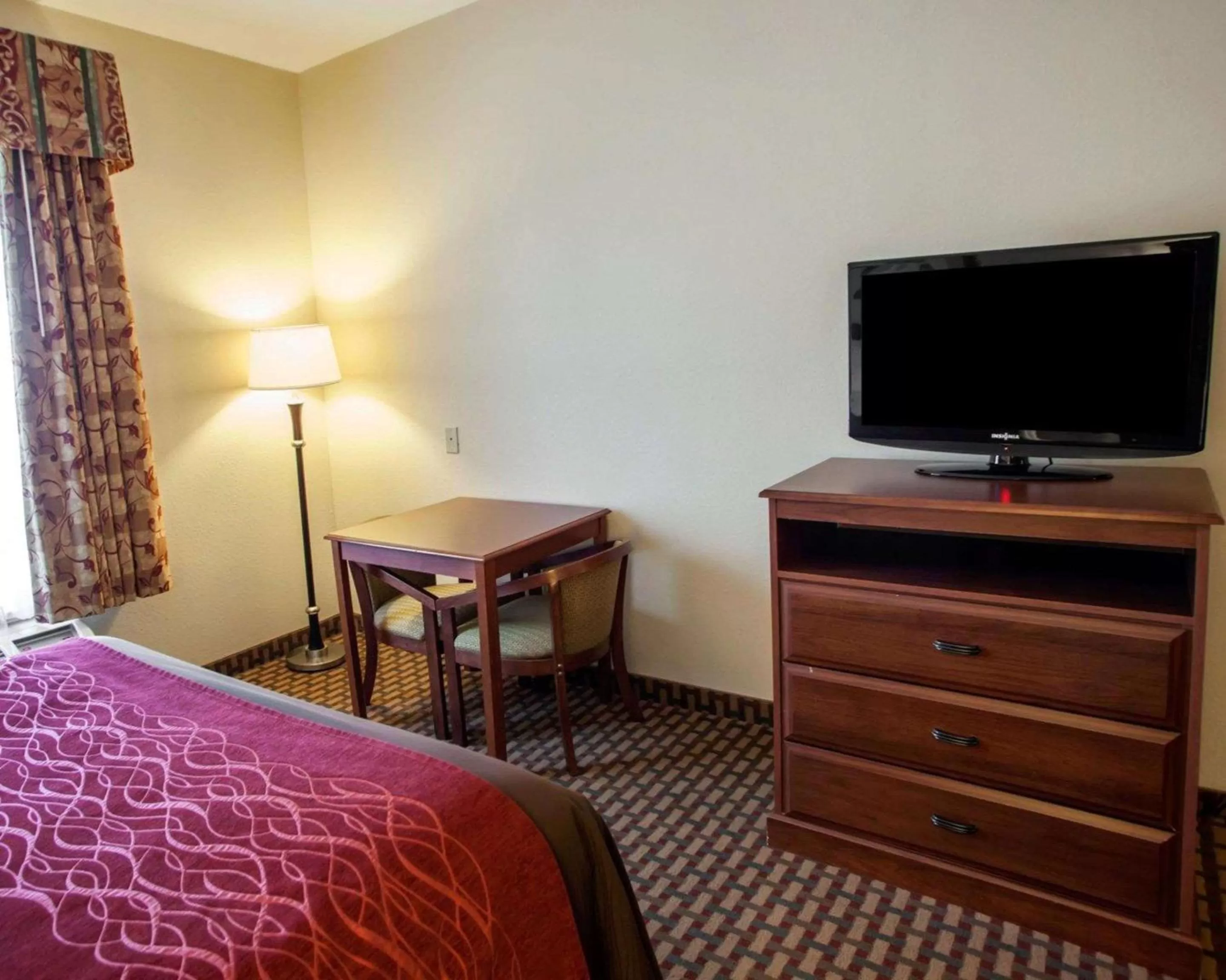 Photo of the whole room, Bed in Comfort Inn & Suites Harrisonville