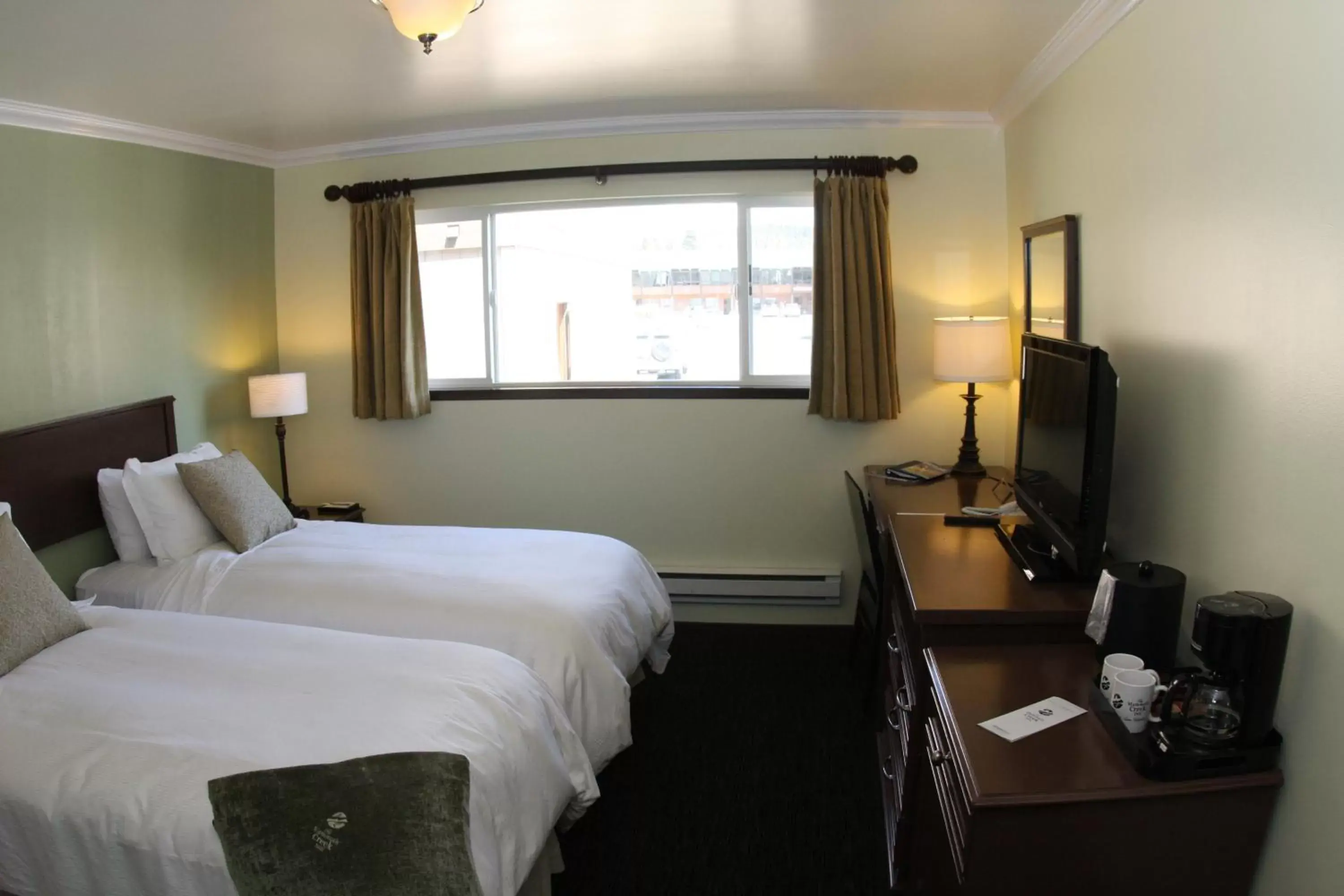 Photo of the whole room, Bed in The Mammoth Creek Inn