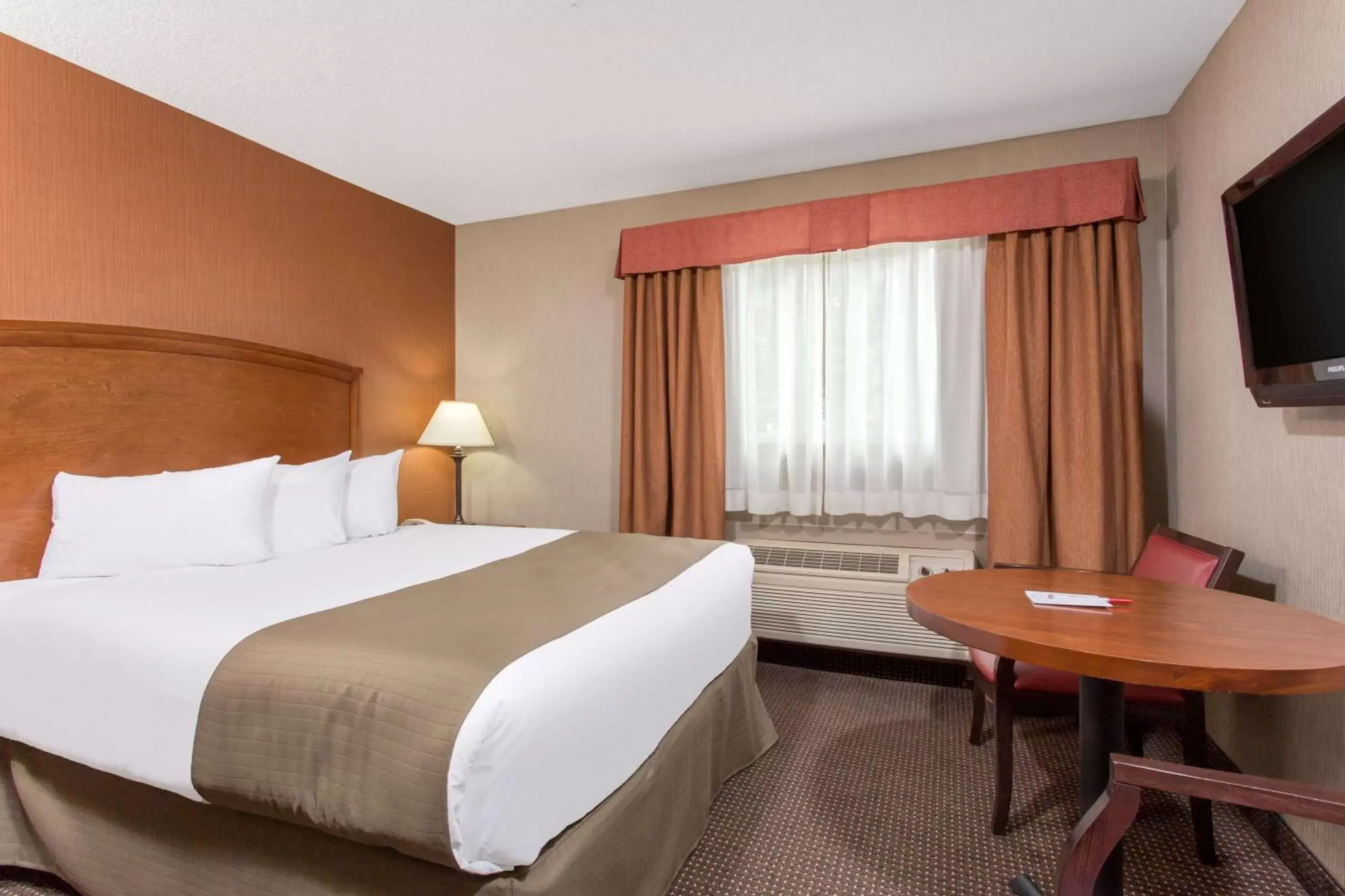 Photo of the whole room, Bed in Canmore Inn & Suites