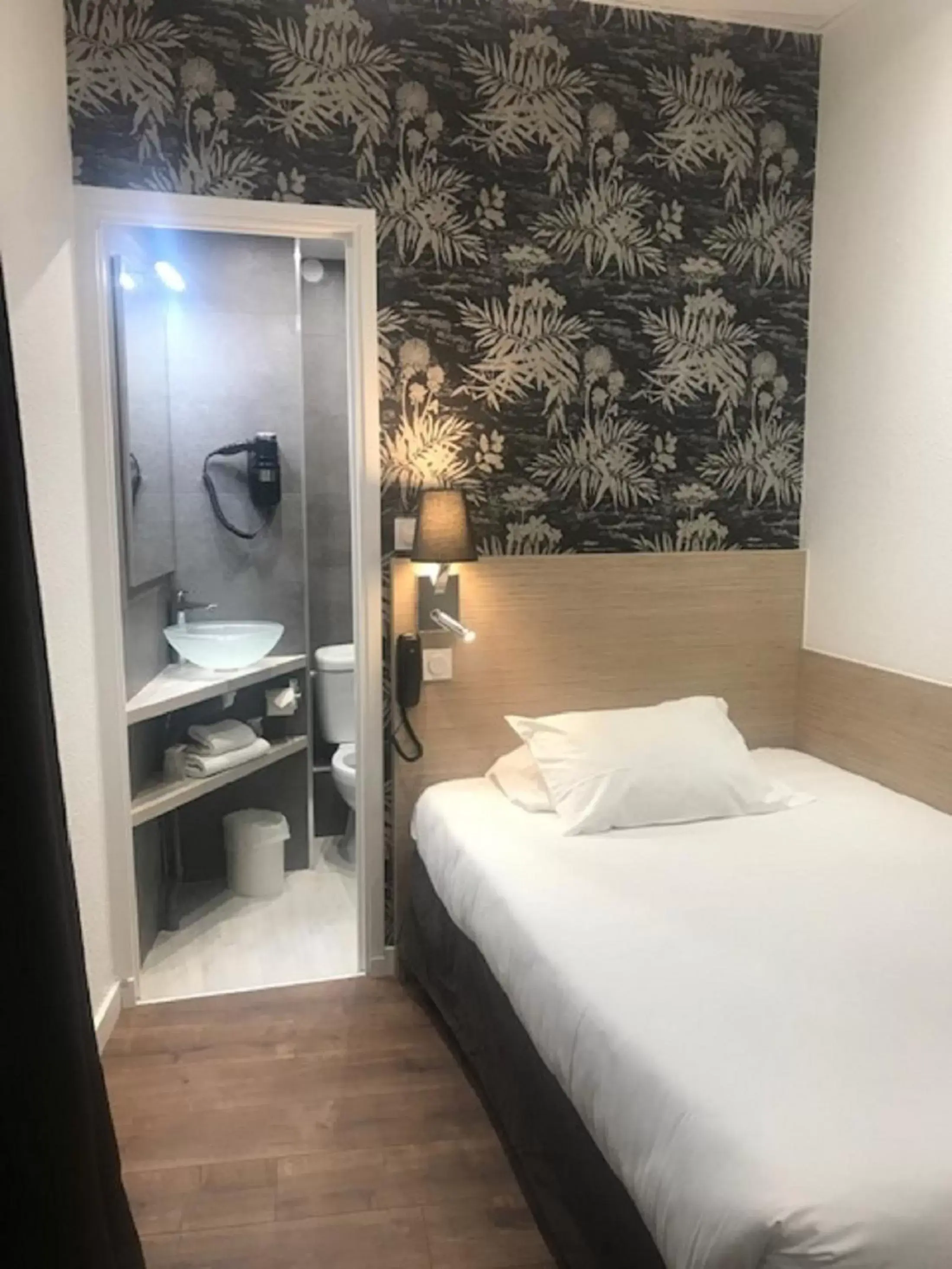 Bedroom, Bed in Hotel de Bordeaux