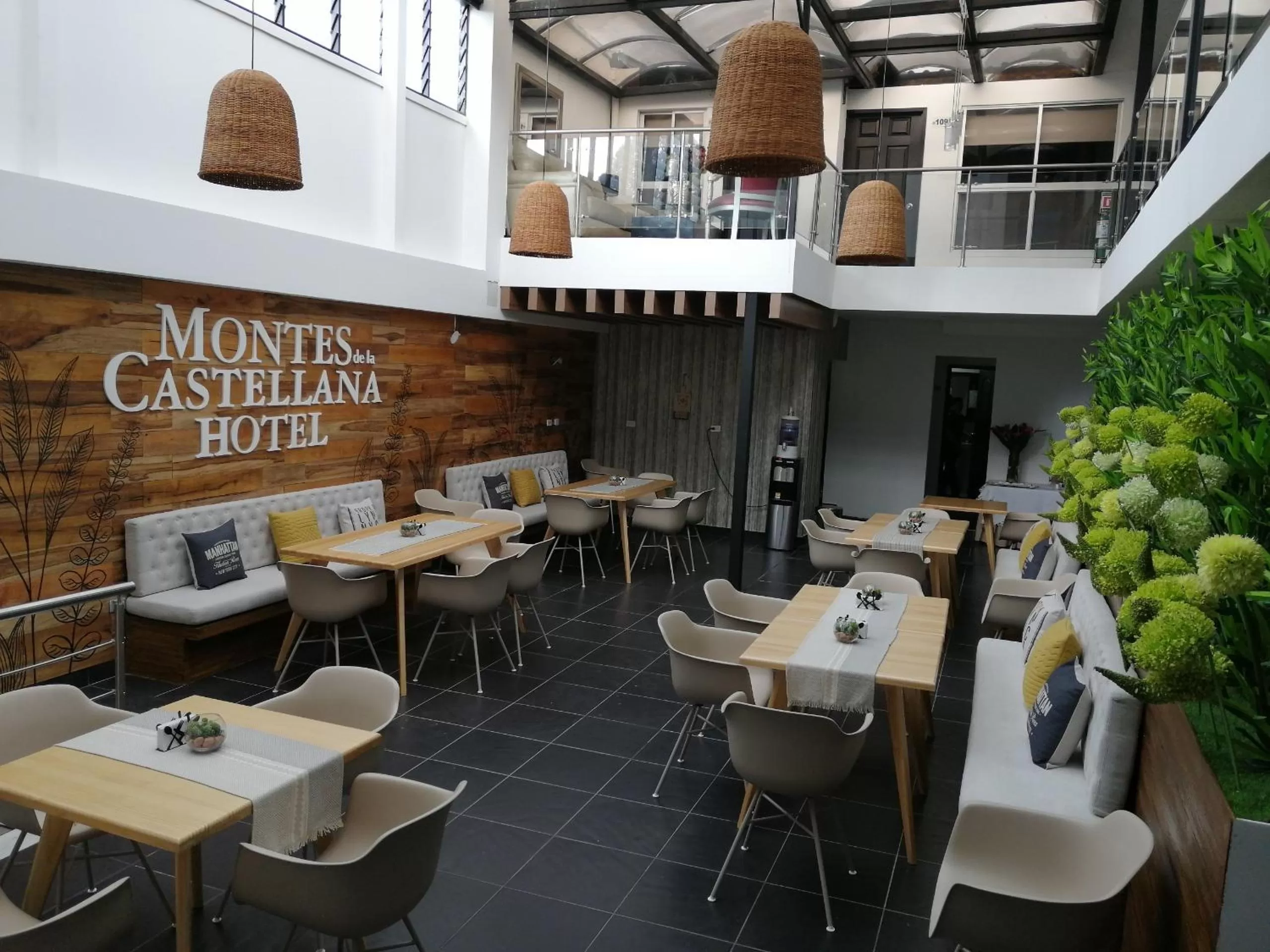 Restaurant/places to eat in Hotel Montes De La Castellana