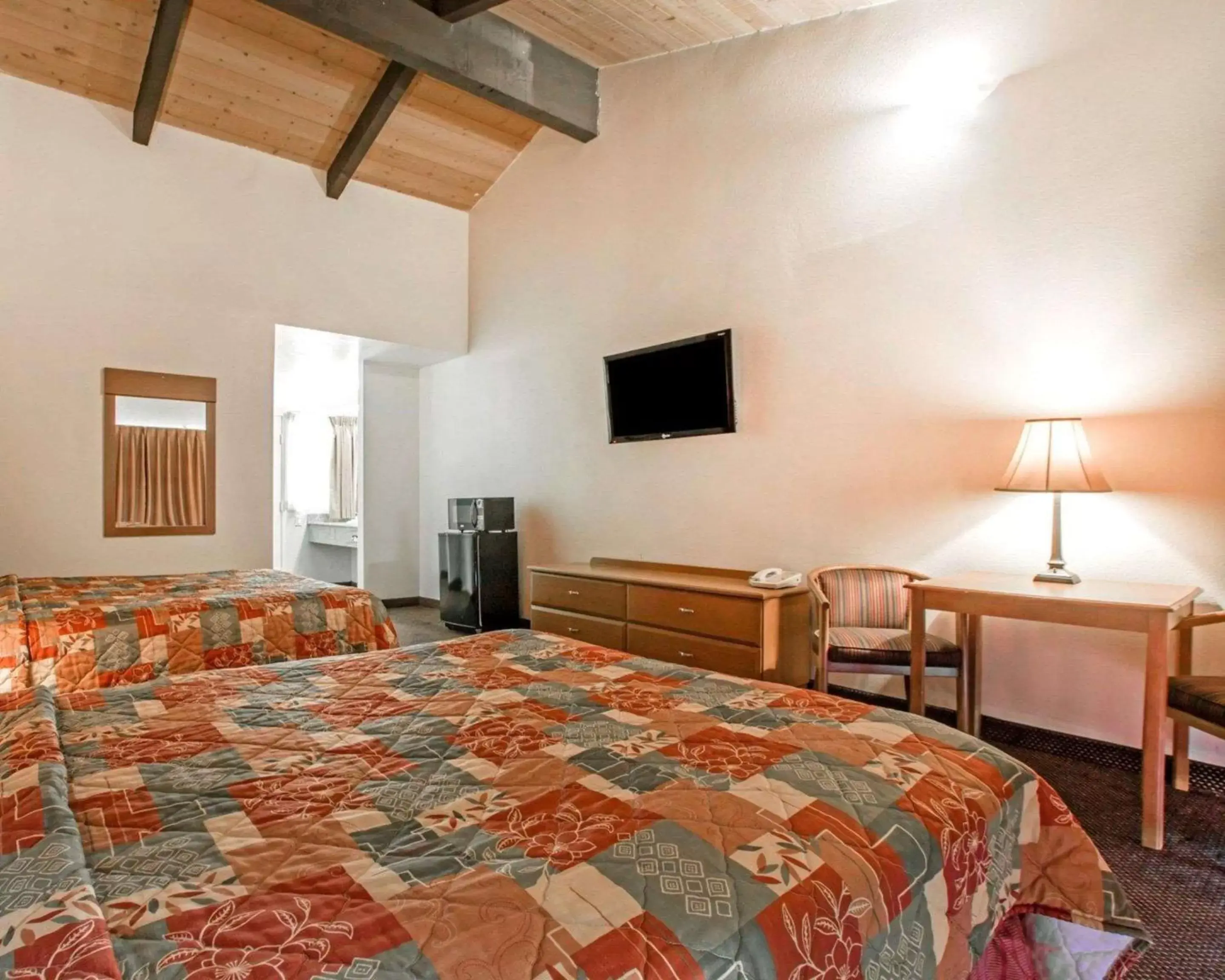 Photo of the whole room, Bed in Rodeway Inn Fallbrook Downtown