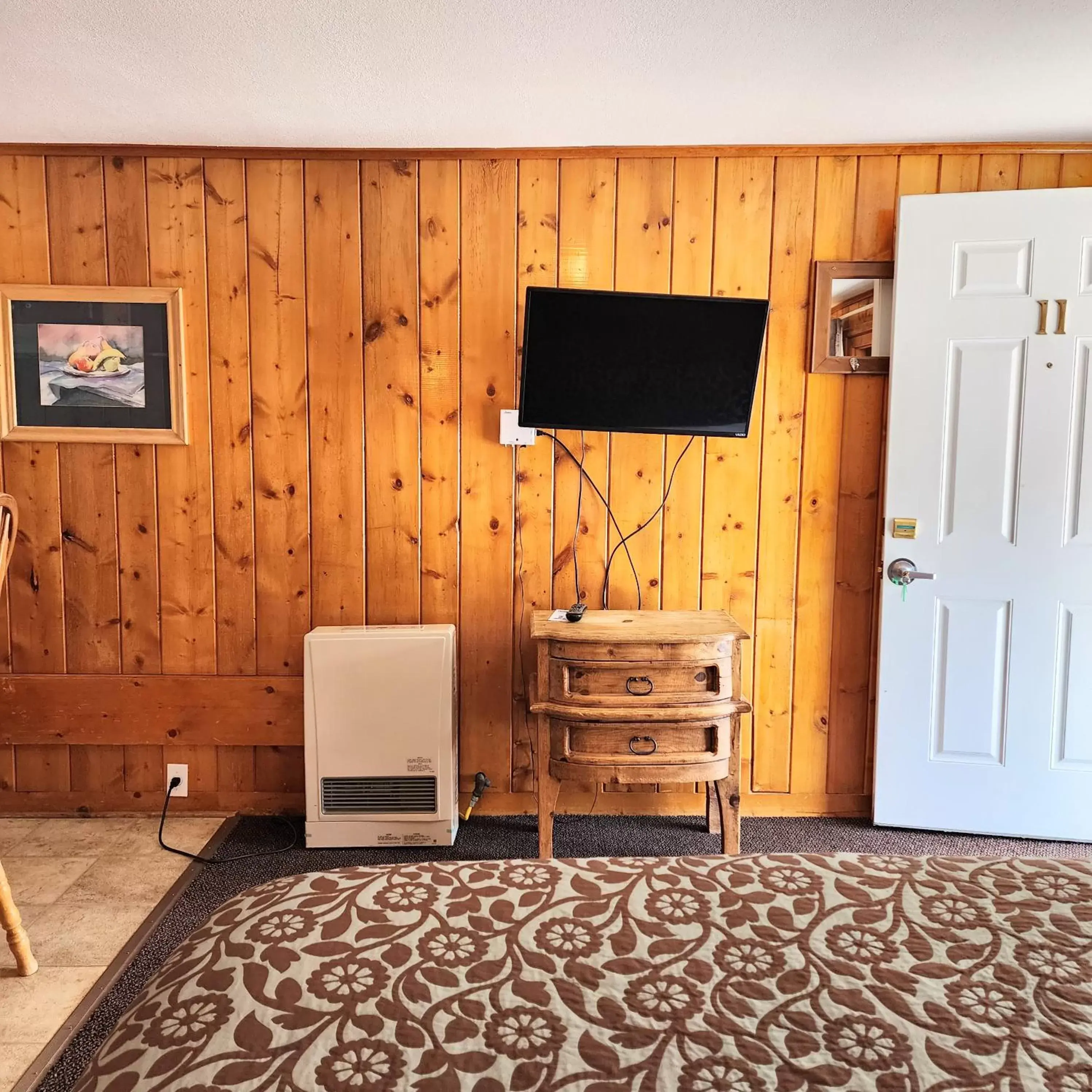 Bedroom, TV/Entertainment Center in Canyon Motel