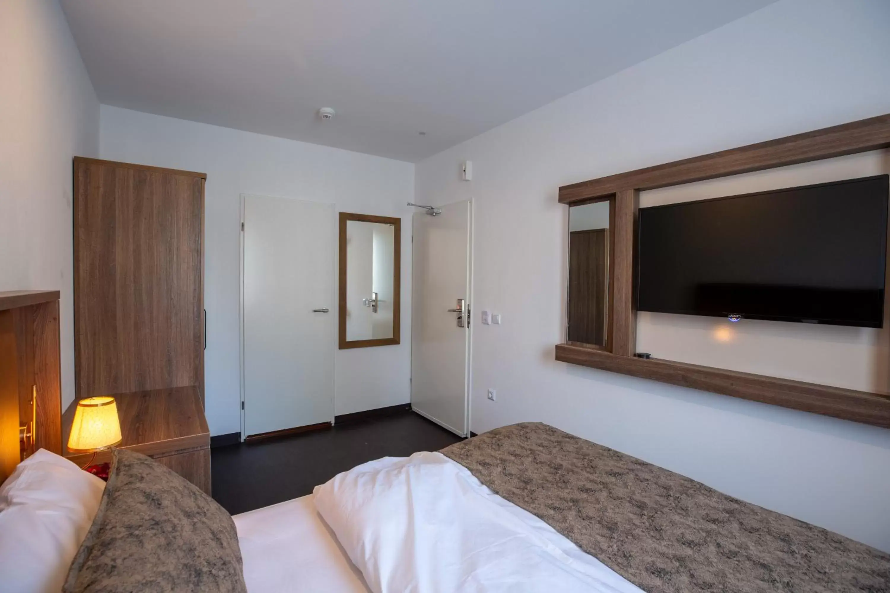 Communal lounge/ TV room, Bed in Hotel Cataleya