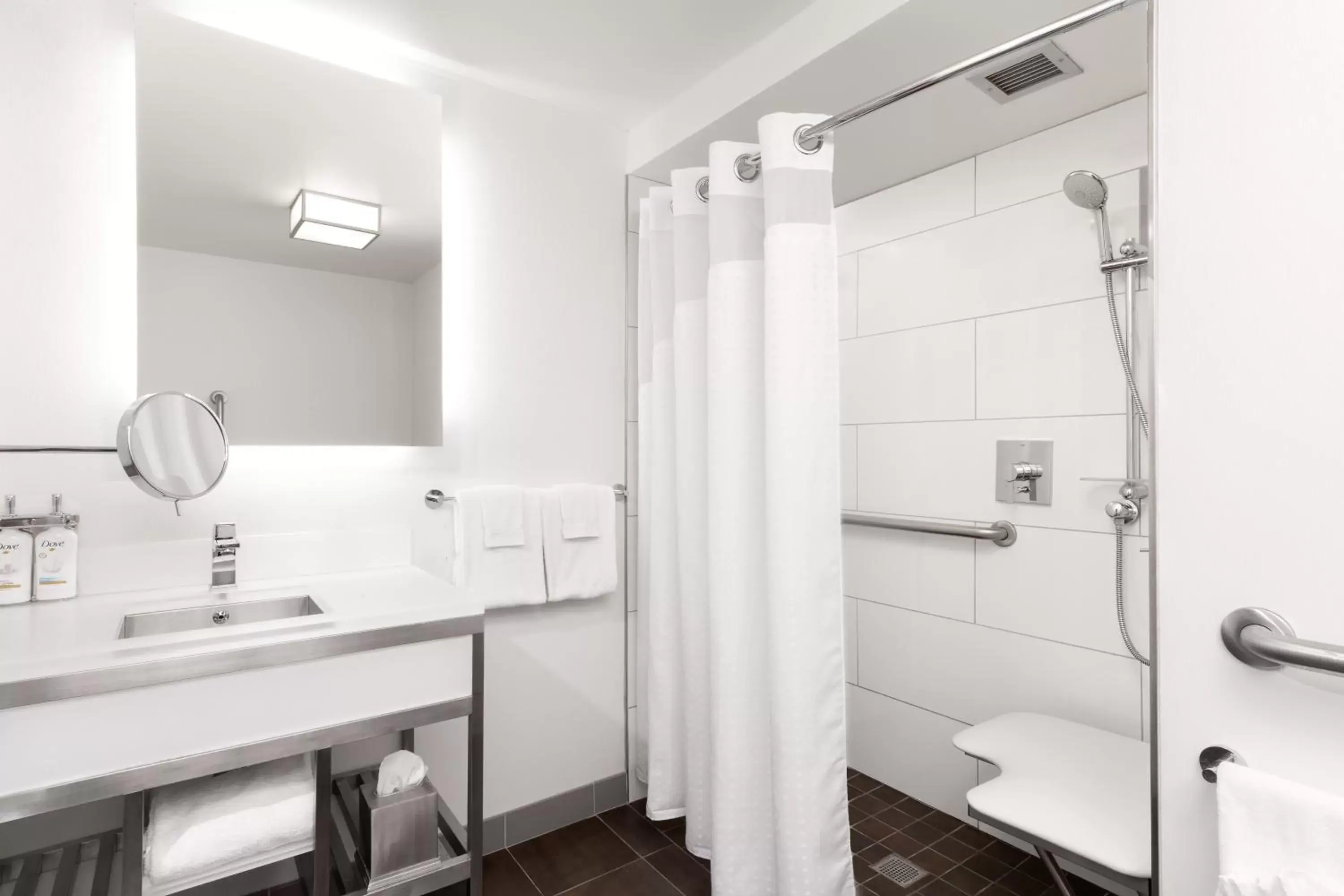 acessibility, Bathroom in Holiday Inn - Chicago Dwtn - Wolf Point, an IHG Hotel