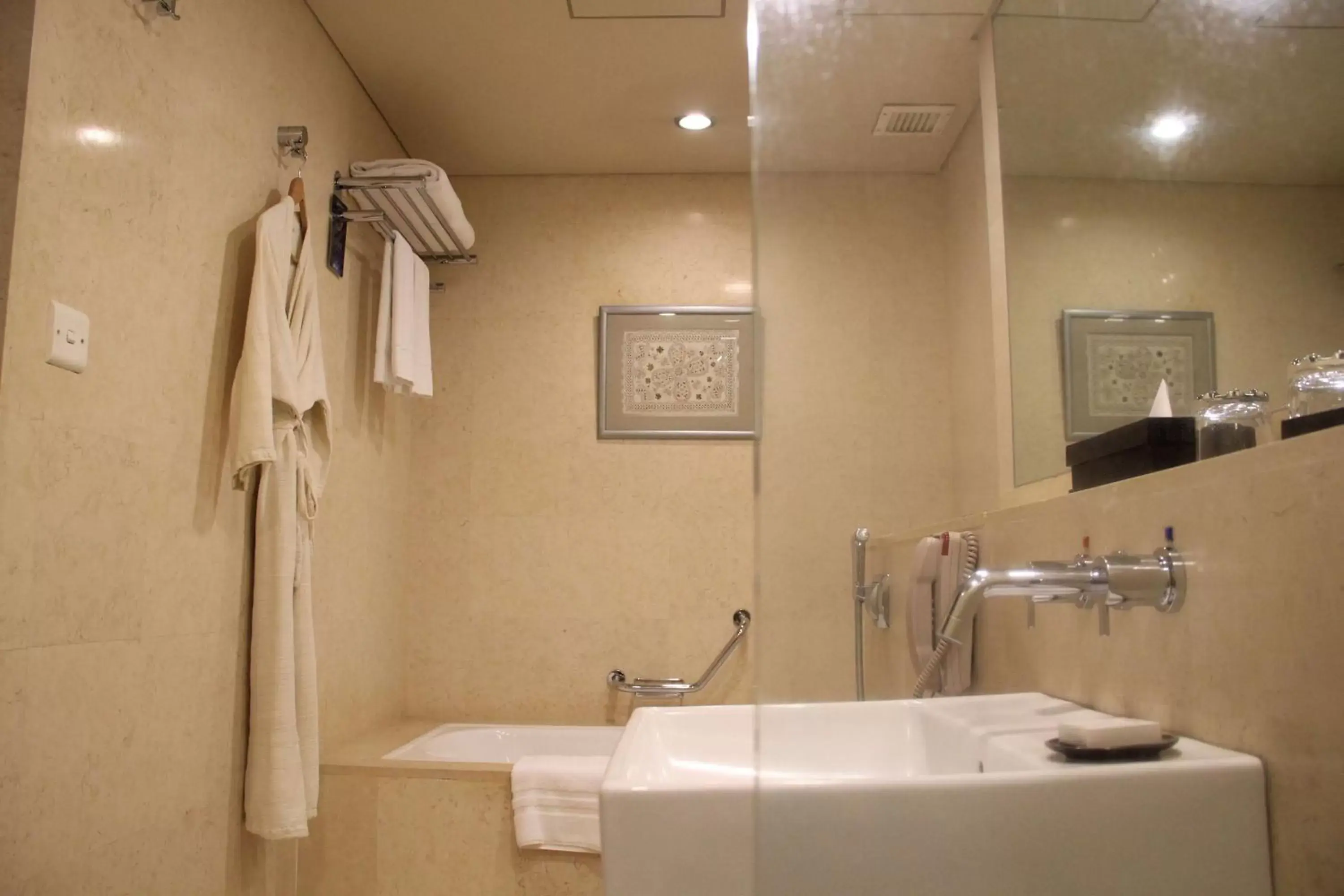 Bathroom in Radisson Blu Dhaka Water Garden Bathroom in Radisson Blu Dhaka Water Garden