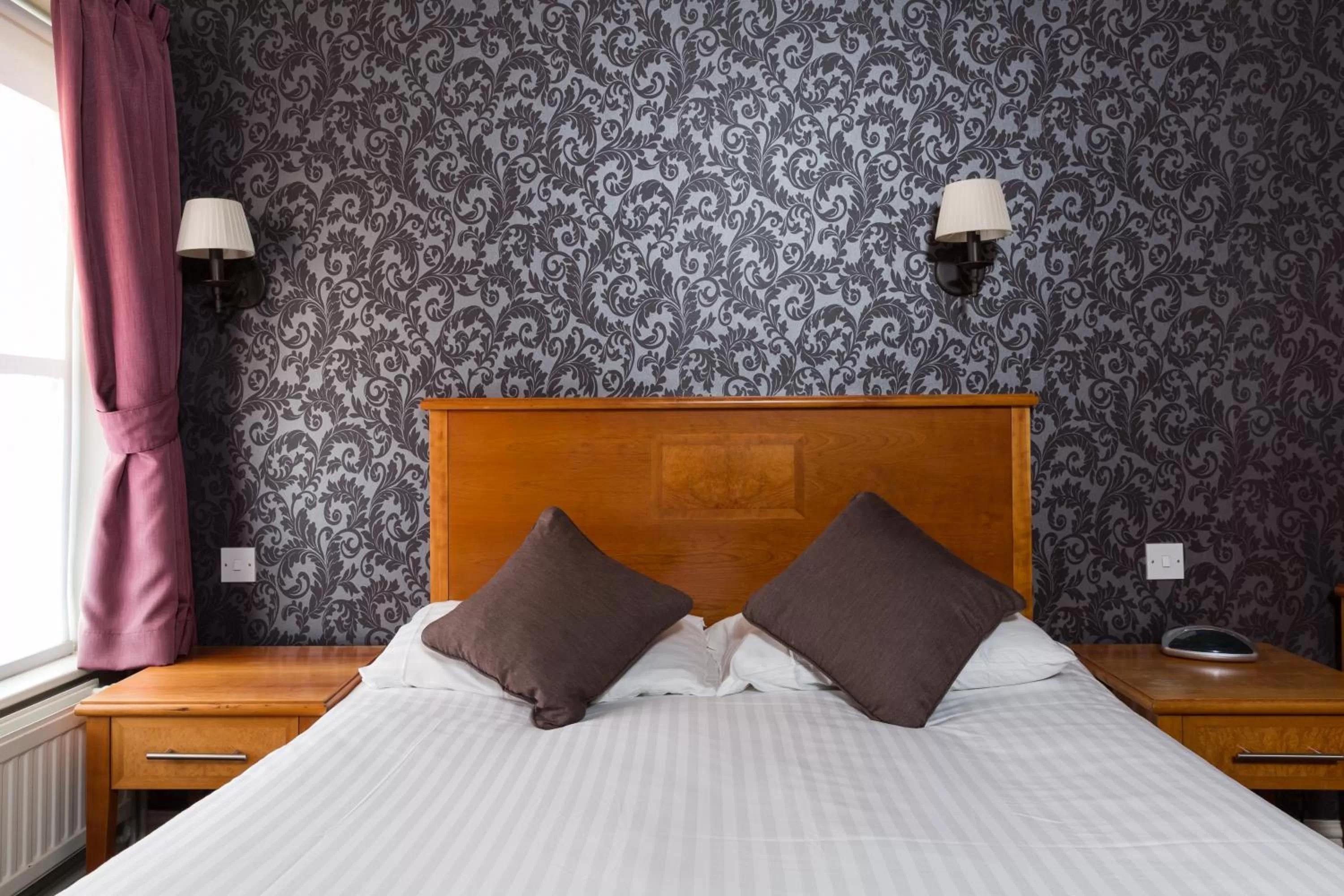 Bed in The Dog & Bear Hotel