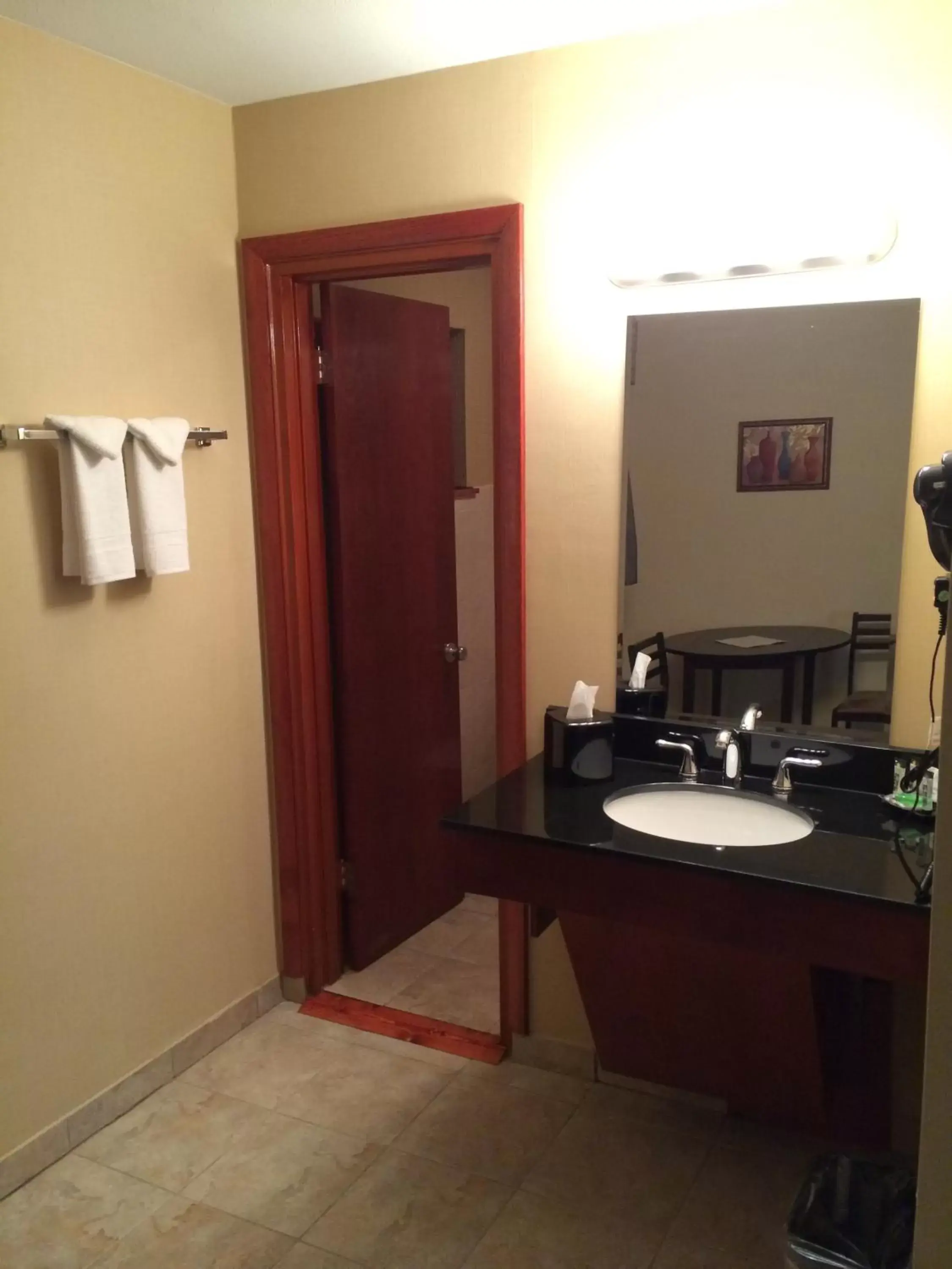 Bathroom in Pacer Inn & Suites Motel