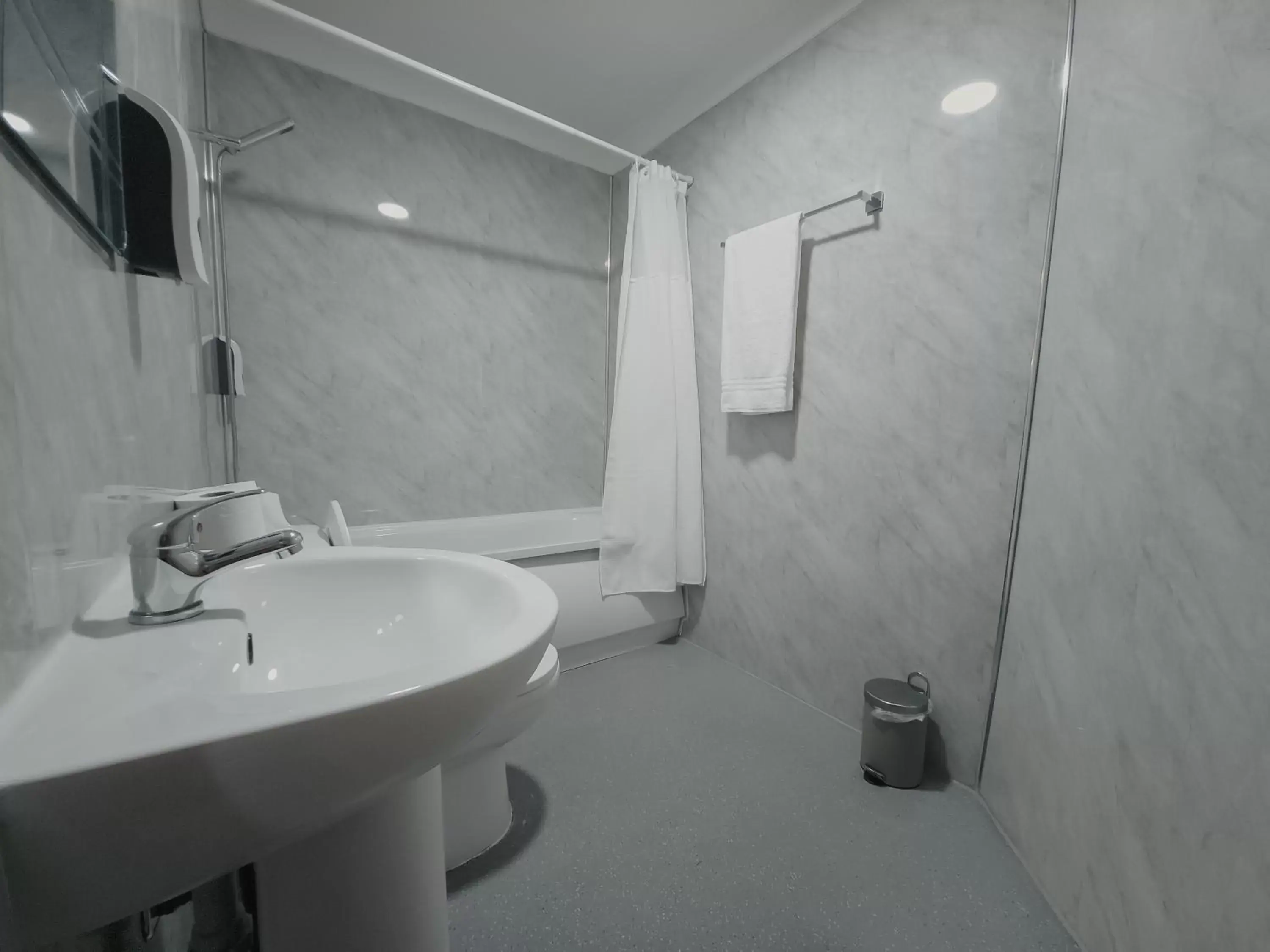 Shower, Bathroom in Level Inn