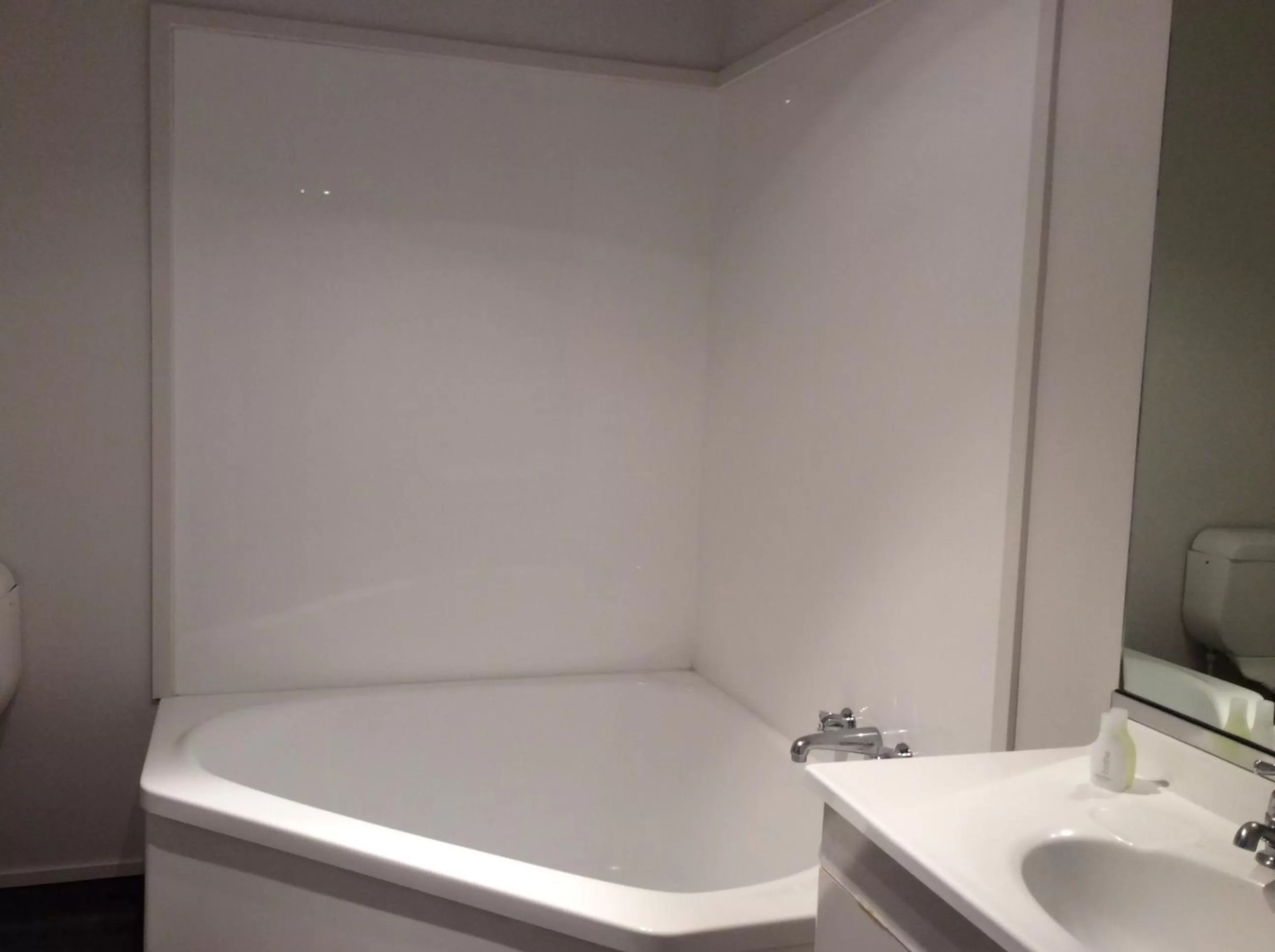 Bathroom in Marksman Motor Inn