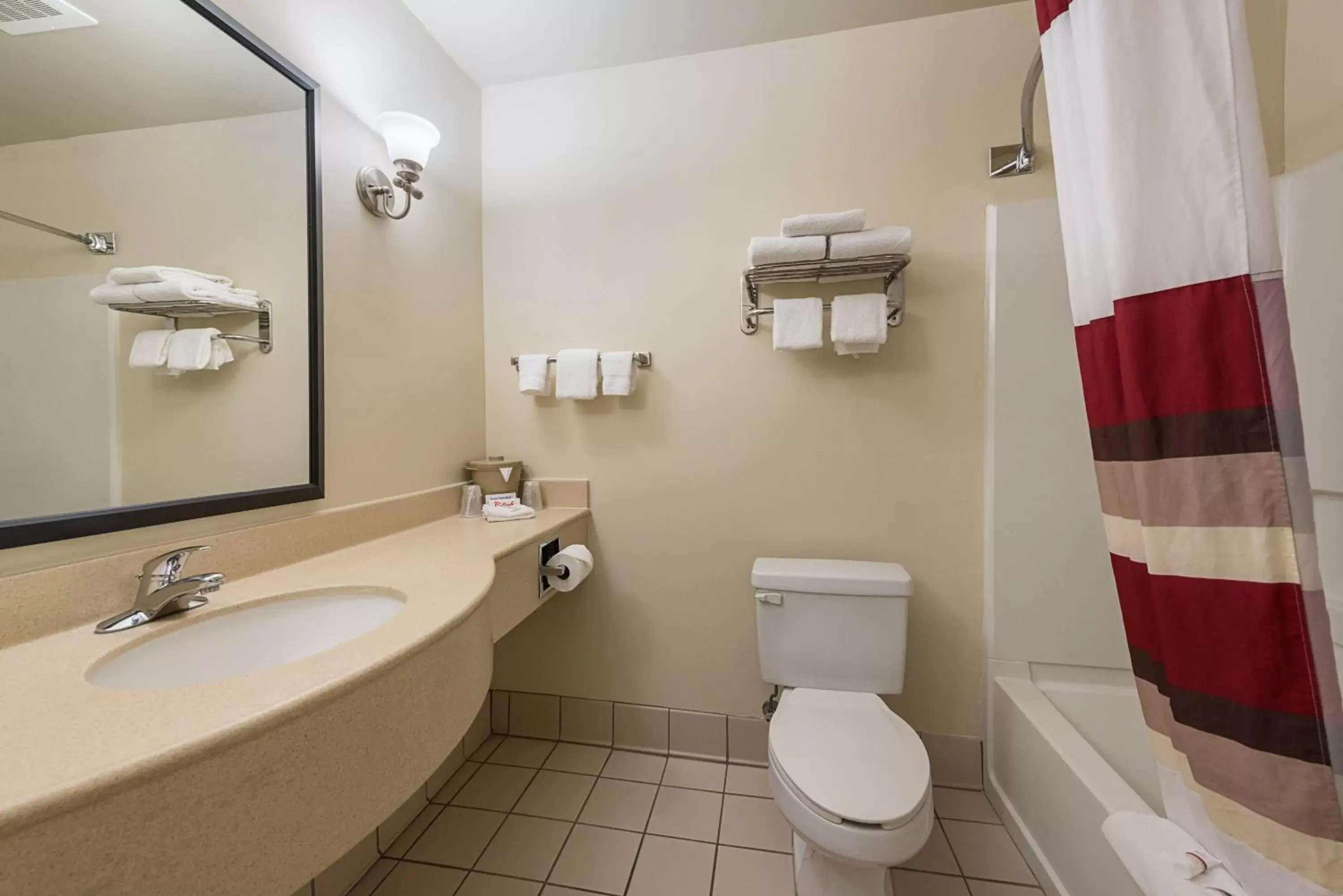 Bathroom in Red Roof Inn Etowah – Athens, TN