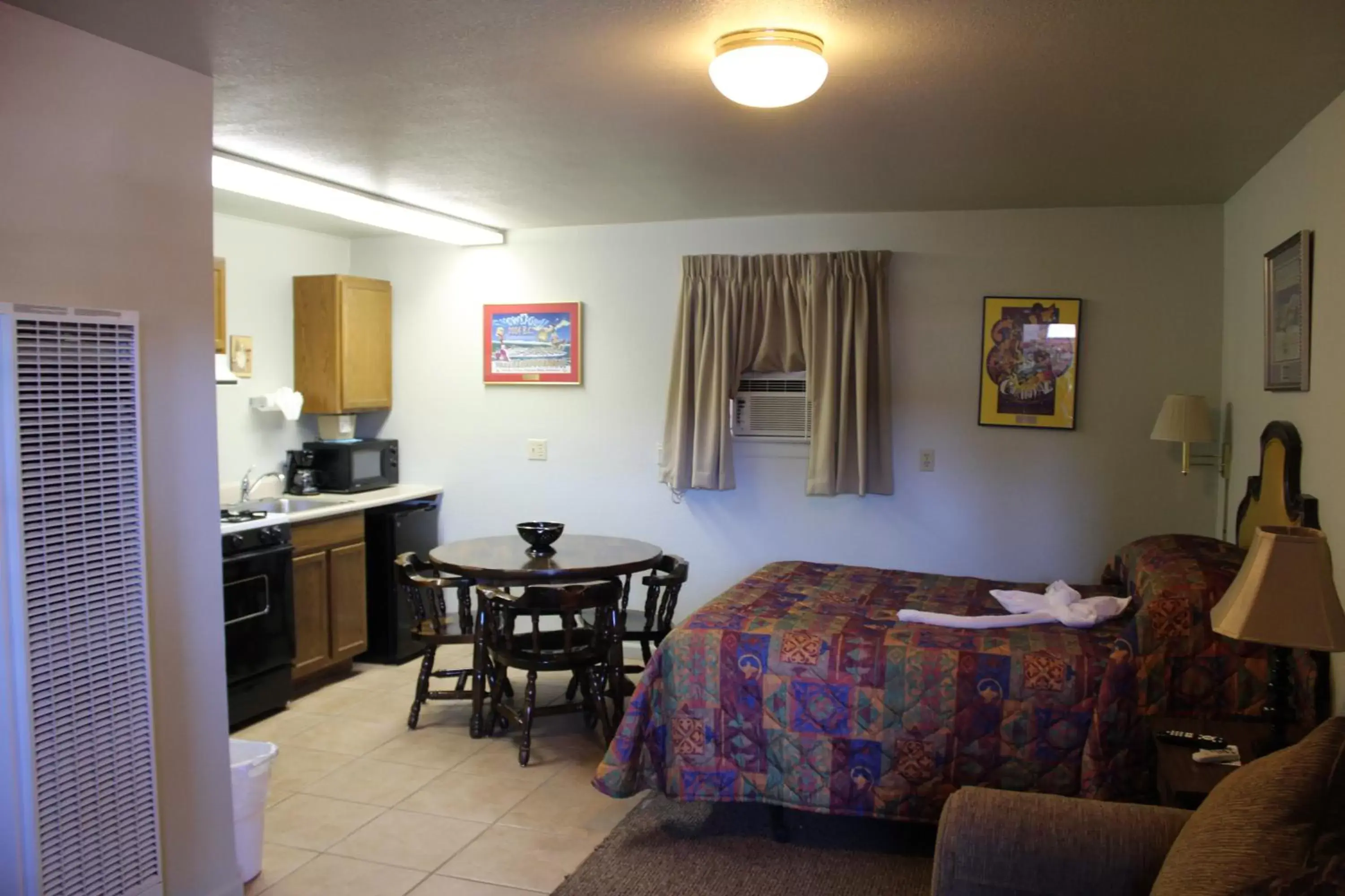 Kitchen or kitchenette, Dining Area in The Siesta Motel