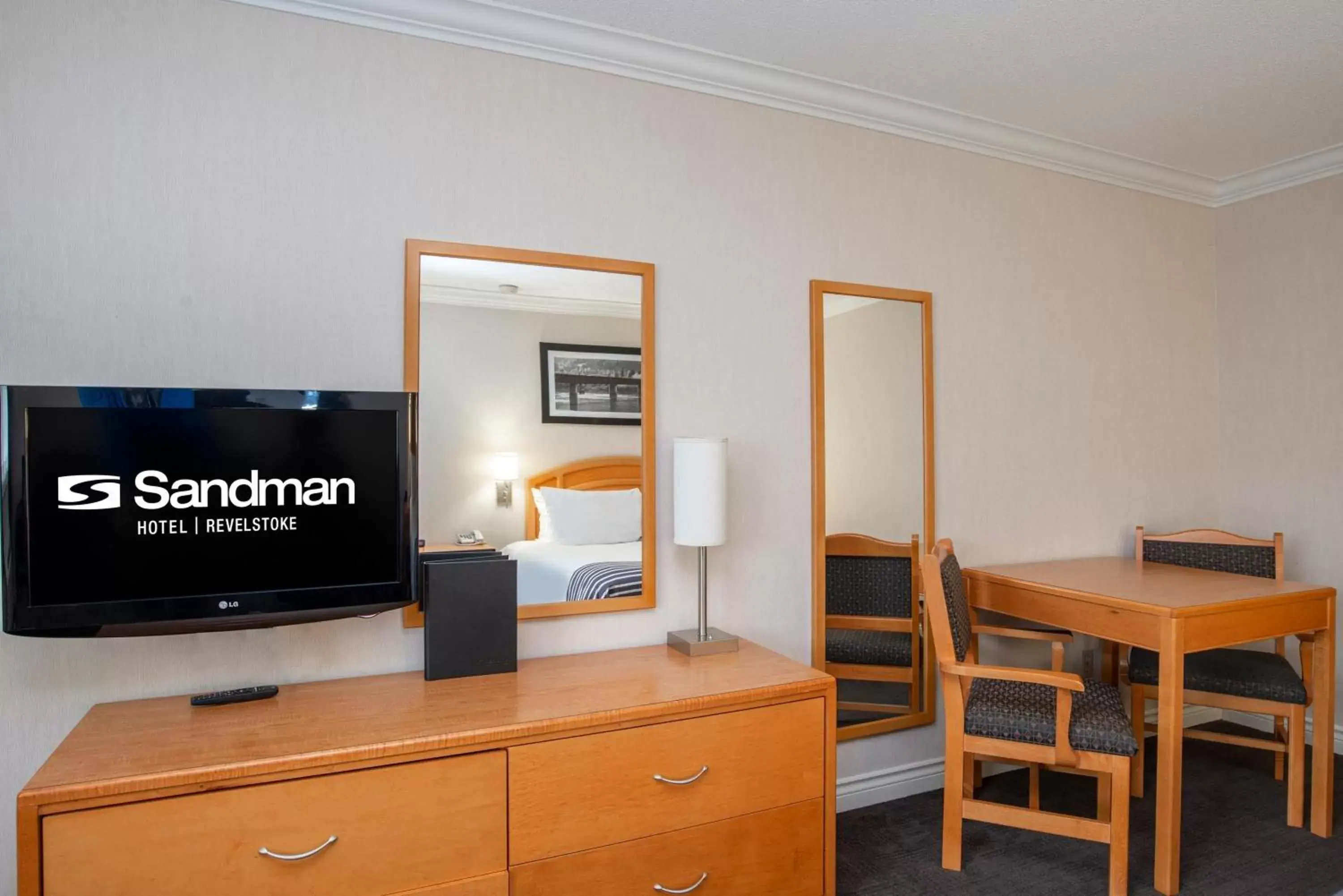 Bedroom, TV/Entertainment Center in Sandman Hotel Revelstoke