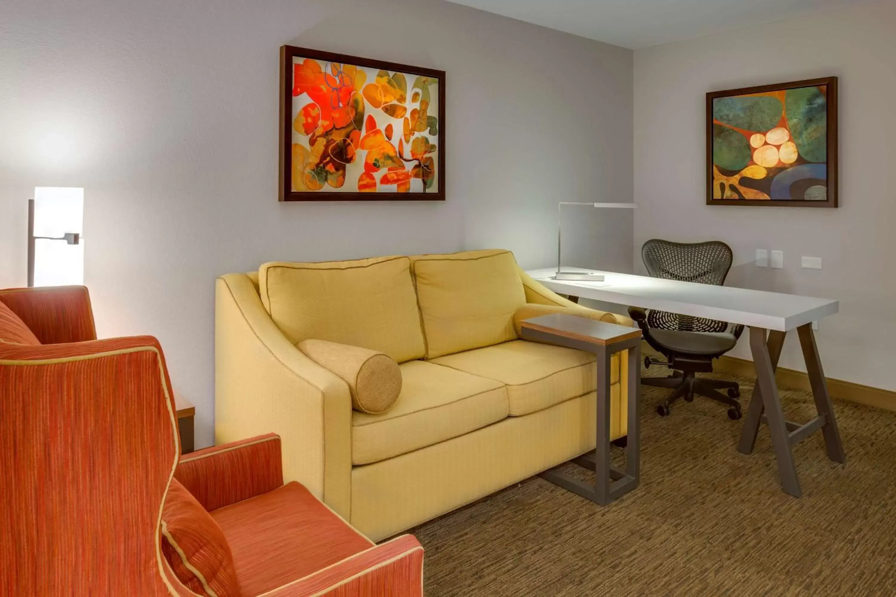 Bedroom, Seating Area in Hilton Garden Inn Oklahoma City Airport