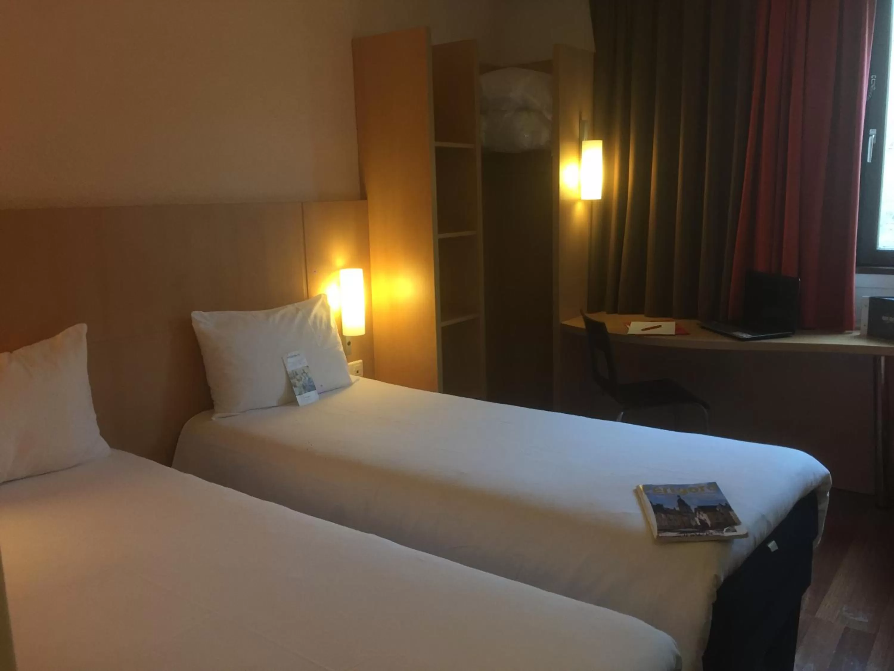 Photo of the whole room, Bed in ibis Périgueux Centre