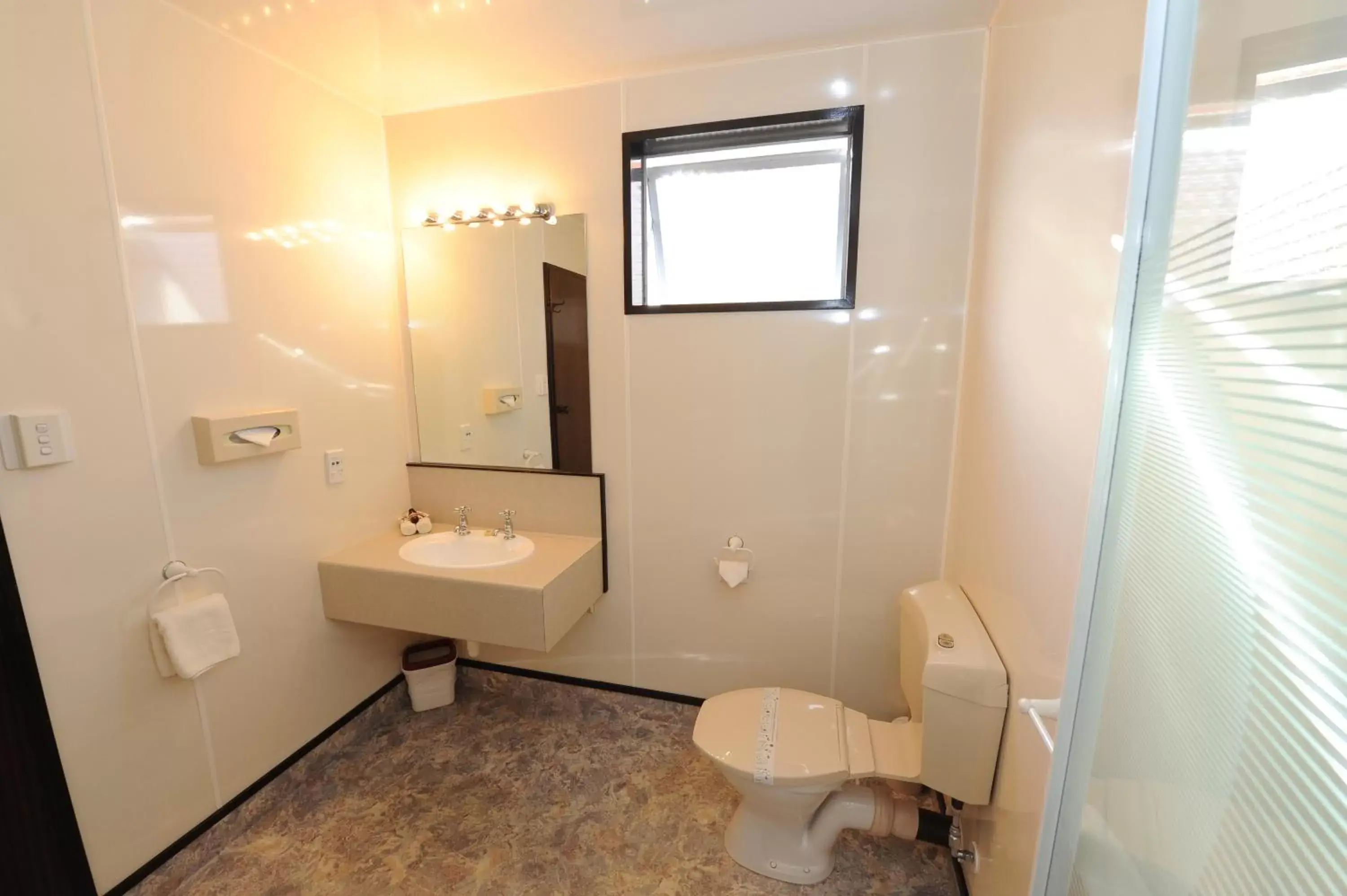 Bathroom in Alcala Motor Lodge