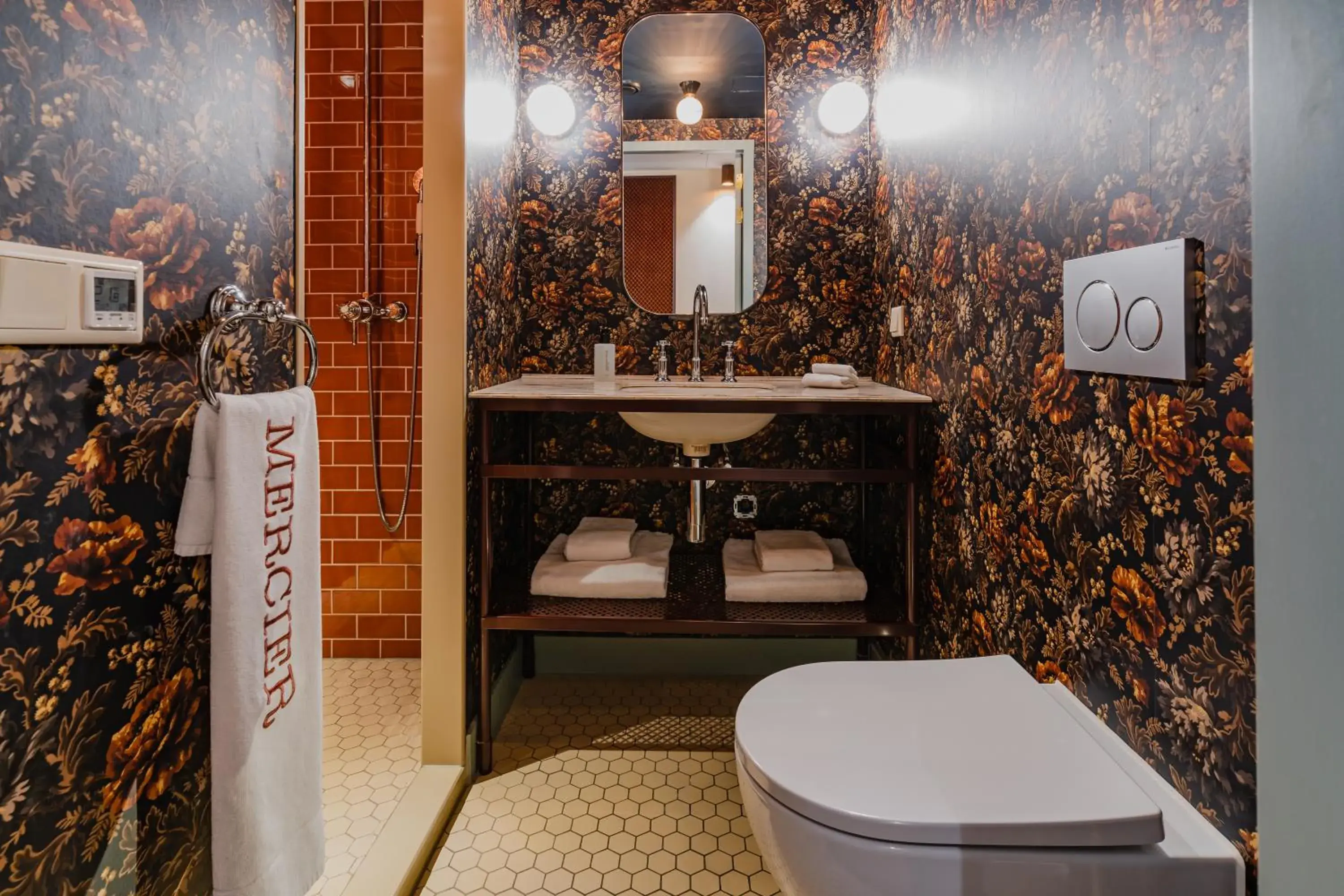 Toilet, Bathroom in Hotel Mercier