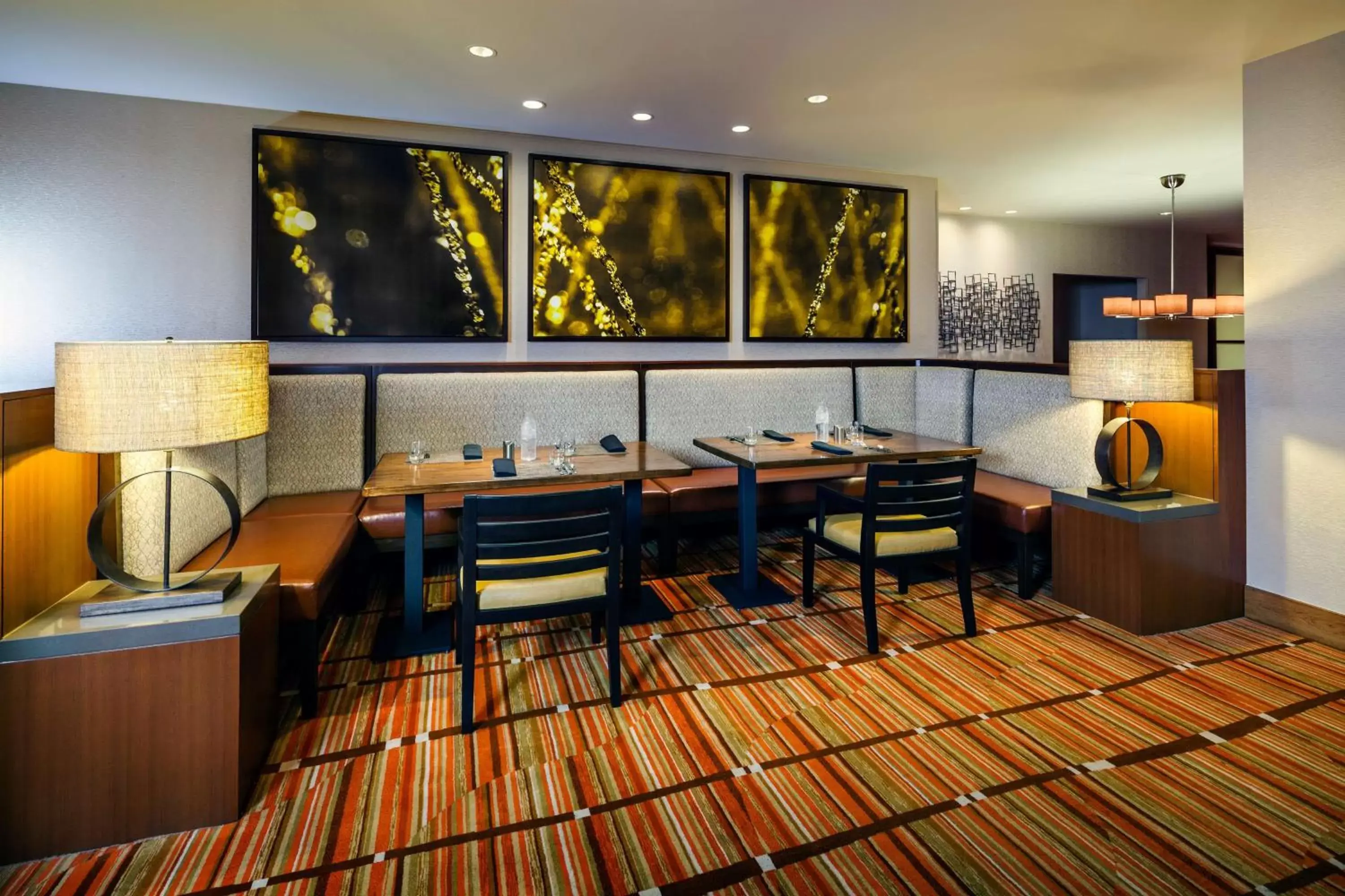 Dining area, Restaurant/Places to Eat in DoubleTree by Hilton San Francisco Airport