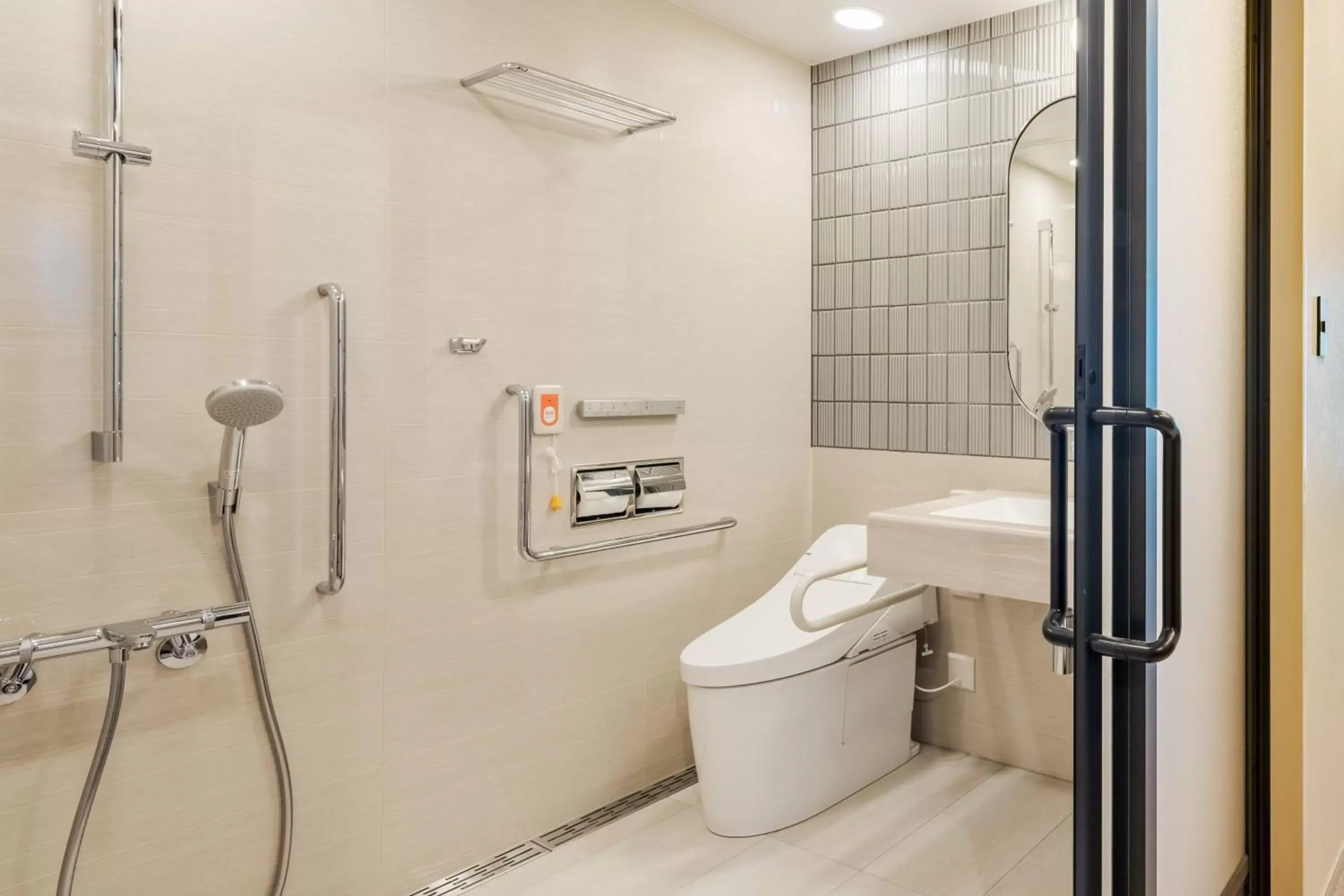 Property building, Bathroom in Hilton Garden Inn Kyoto Shijo Karasuma