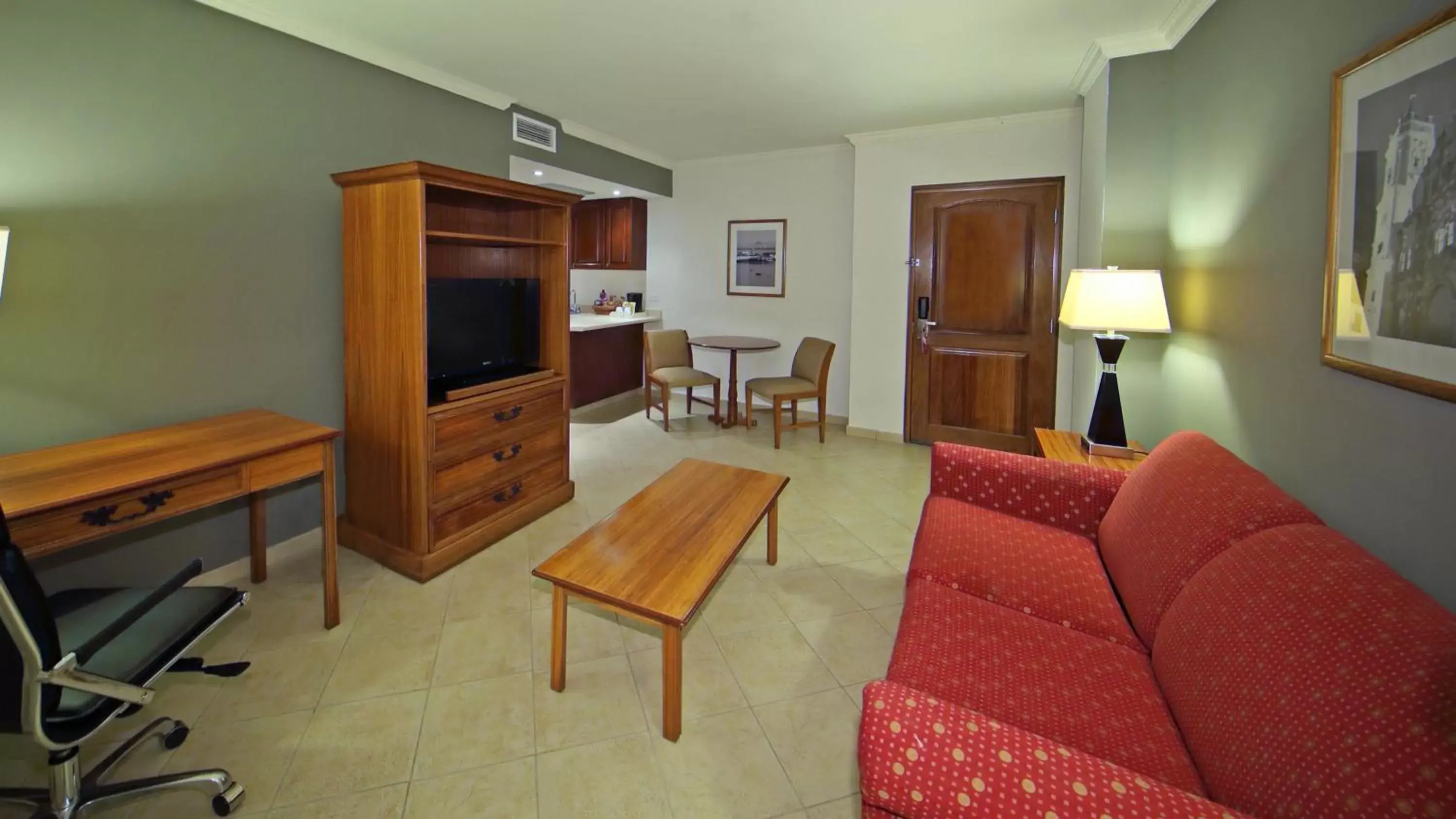 Bedroom, Seating Area in Crowne Plaza Panama, an IHG Hotel