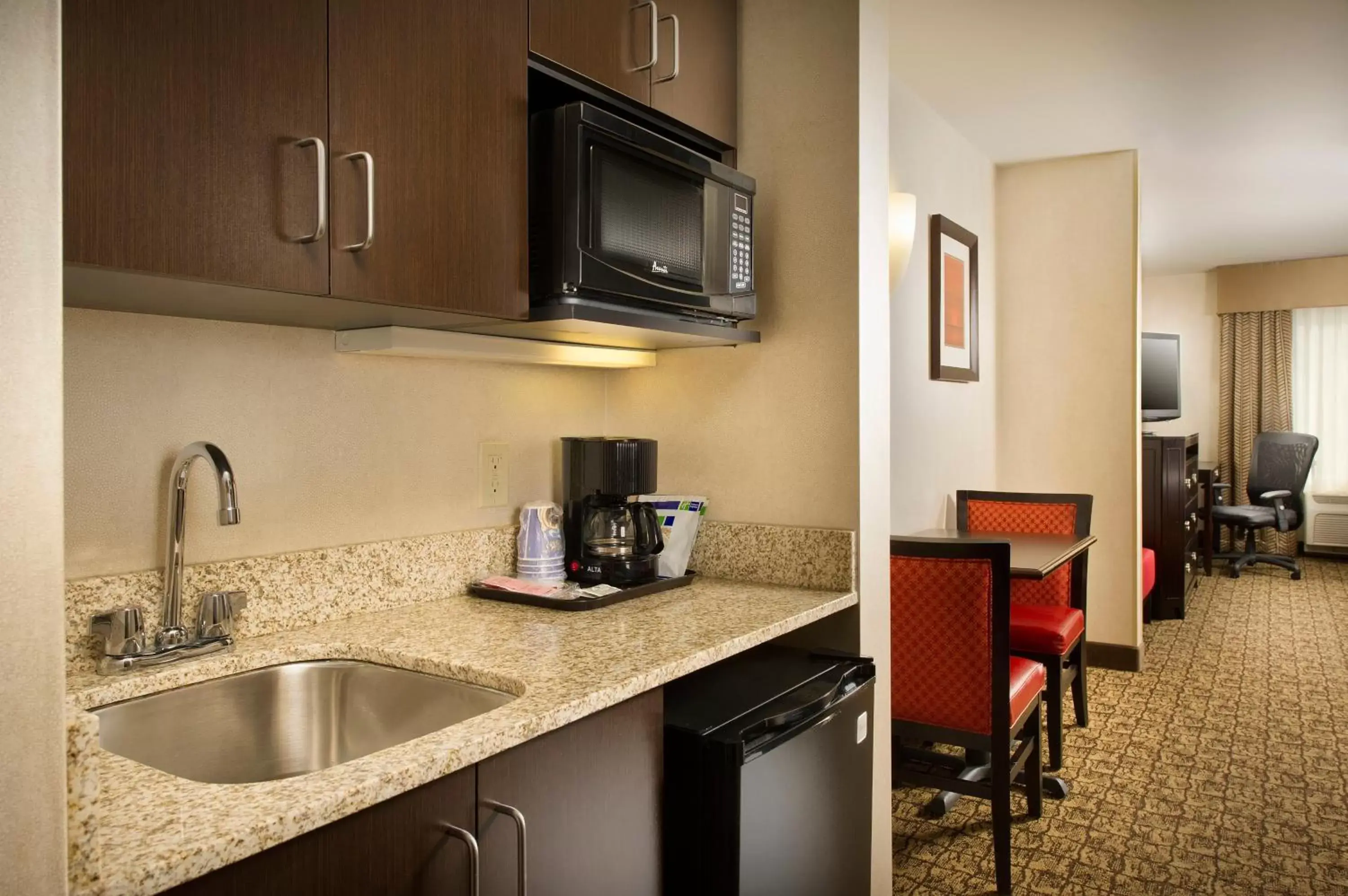 Photo of the whole room, Kitchen/Kitchenette in Holiday Inn Express & Suites Alexandria - Fort Belvoir, an IHG Hotel